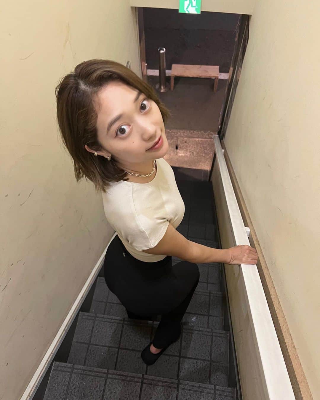 市岡麻美のインスタグラム：「写真はドヤ顔だけどww、産後9ヶ月目で体調とメンタルを崩してました😅 もう戻ってきたよ☺️役に立つ人がいるかもなのでコラム()書いてみます  自営業なので産休育休ナシで、妊娠中は朝から晩まで仕事してました。 夜泣きなし、精神安定系の赤ちゃんで子育てビギナーの私には有り難かったけど、 生後9ヶ月、いよいよ赤ちゃんの目が離せなくなり、1日の中でデスクに座れる時間がほとんどなくなった今、急に心のバランスが取れなくなったのか ずーっと微熱が続いちゃって🥵 (昔からメンタルくると熱出る人。新卒入社前日に38°)  仕事で1日終えるのは楽しかったのですが、今はなかなか仕事の時間はもちろん、自分の時間も取れなくて←そりゃそうだ 妊娠前と同じ生活を無理矢理続けようとしてたけど、そろそろスタイルを変えないとでした。 (仕事や恋愛で客観的に見てももっと辛いことや悲惨なことはたくさんあったのにメンタルは今より大丈夫だった😂)  婦人科や内科で2回も血液検査して異常は見つからず、心療内科やオンラインのカウンセリングも使ってみて、やっと平熱に戻ってきました。  心療内科では血液データから食事や生活、運動などの指導を受けたり(体の元気が重要!)  性格診断もしてもらい、私の有り余る好奇心で中途半端にあれこれやってしまう傾向×厳しく規律を守る頑固さ×おせっかい過ぎる傾向が自分を縛り上げてるようで、 対策も教えてもらいました🤣 離乳食全部手作りはやめました… (性格は一生変わらない！)  オンラインのカウンセリングが1番効いて、 最初は「ストレスや悩みがないのに微熱が続いてて🥵」って相談したけど、心理カウンセラーとの会話で要因に気づけました。 夜泣きナシの子育てで疲れるなんてあり得ないでしょ爆笑爆笑って感じで、心の声に気づかなかった🙇‍♀️  4月まで保育園に入れないので、日中は祖父母に少しサポートしてもらうことにしたら一気に平熱に戻りました。 近所のヨガ教室も通い始め、これからもっと体力のいる子育てや自分の人生を楽しむためにも自律神経に良い生活を取り戻しています🌱  子育てしてない人も、なんか不調だなってときは心療内科での血液検査や性格診断、オンラインのカウンセリングはおすすめです。 物凄い病気じゃなくても行っていいんだよってこと、知らない人もいるかもしれないので書いてみました🥹💛 可愛い娘の写真集や自律神経にいい15分の入浴with猫も見てね👉  #0y9m」