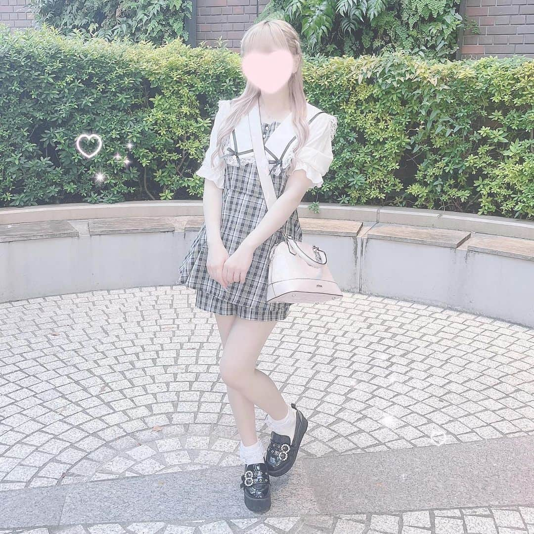 さきまるちゃんのインスタグラム：「黒のお洋服にピンクのバック合わせるのかわいいよね🩰🐈‍⬛  #ノエミー #ノエミークローゼット  #pium」