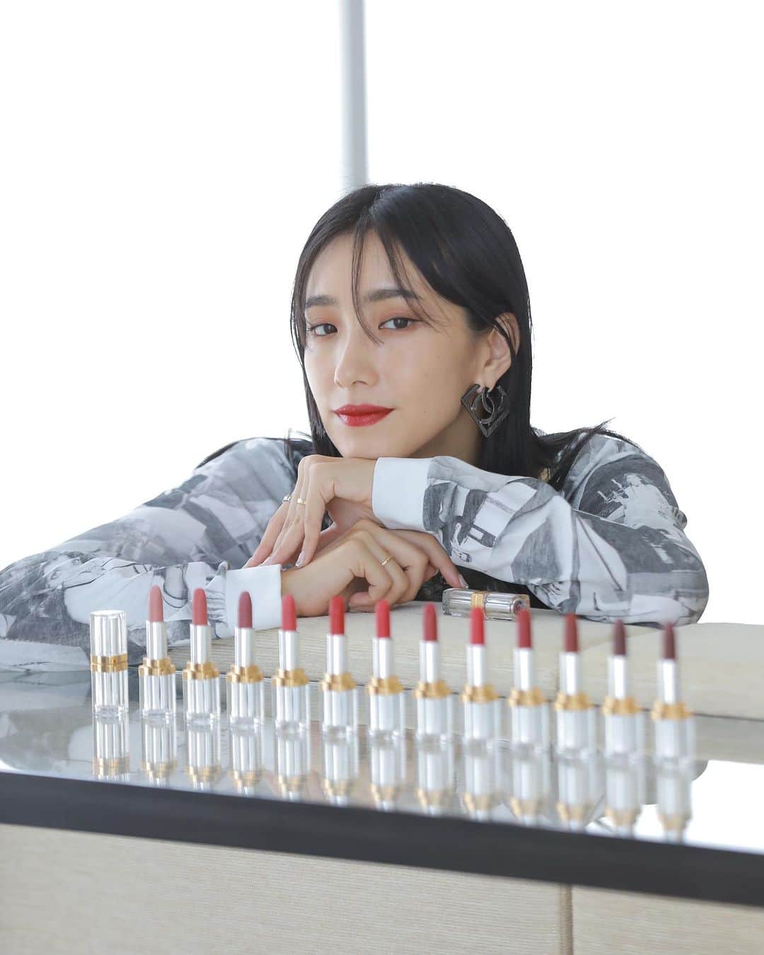 中田クルミのインスタグラム：「@chanel.beauty より新しく発売する「トランテアン ル ルージュ」をブティックにて体験させていただきました。  光り輝くガラスケースはまるでパリ カンボン通りのブティックにある伝説的な螺旋階段のよう。  私がつけているのはルージュ プリヴェというレッドウッドの色。ルージュそれぞれが持つ魅力的なストーリーで選びました🫶  まるでジュエリーを持ち歩くかのように使えるリップスティック、私にとってもいざという時に勇気をもらえるお守りのような存在になりました💫💄  #chanelmakeup #31LeRouge  @chanelofficial」