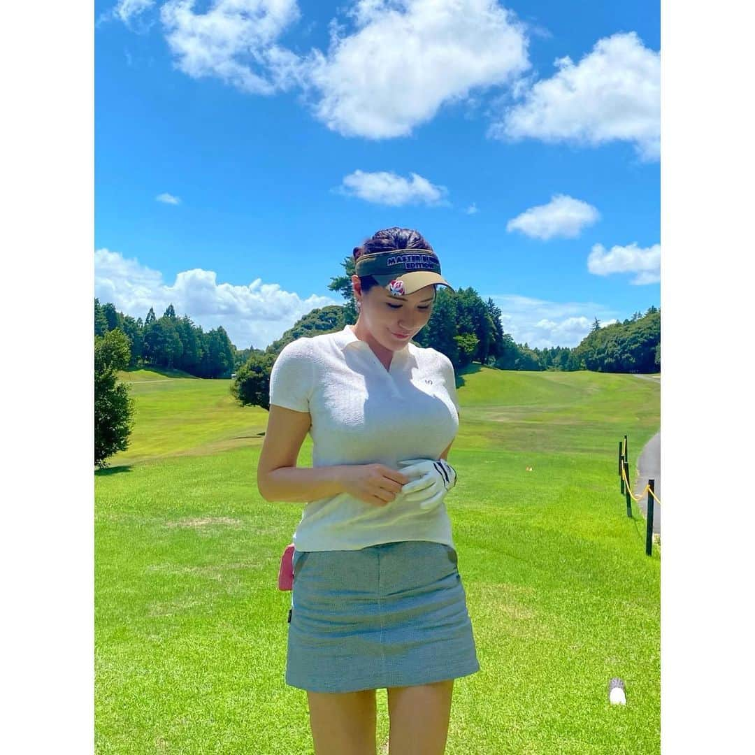 田名網理恵子のインスタグラム：「今週末はゴルフだぁー⛳️🏌️‍♀️ 行ってみたかったコースに行けるから楽しみ🥹🫶 また一歩前進できそう😡❤️‍🔥 ・ ・ #マスターバニー#成田ゴルフ #ゴルフ#ゴルフ女子#ゴルフウェア  #ユニオンエースゴルフクラブ  #ホワイトコーデ#夏ゴルフ #golf#golflife#golfdiary  #골프#골프장#클럽하우스#골프여자」