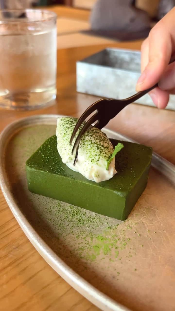 唯一無二の絶品グルメのインスタグラム：「【chanoma & FEBRUARY KITCHEN】 @東京：新宿駅から徒歩5分  超濃厚な抹茶テリーヌを食べられるお店。  飲めそうなくらいトロトロ食感に仕上げられていて、抹茶の濃厚な風味を最大限に味わえる抹茶好きのためのスイーツ！  抹茶アイスを乗せた抹茶プリンもオススメ！  濃厚で深みのある抹茶プリンに黒蜜をかけて食べられる極上プリン！  9/12まで新宿高島屋地下1Fで「むにぐるめカフェ」として2店舗コラボ出店します！  抹茶テリーヌは「chanoma」、抹茶プリンは「FEBRUARY KITCHEN」が販売します！  ⏰10:30～19:00 📍東京都渋谷区千駄ケ谷5-24-2 地下1階   #新宿グルメ #新宿カフェ #新宿ランチ」