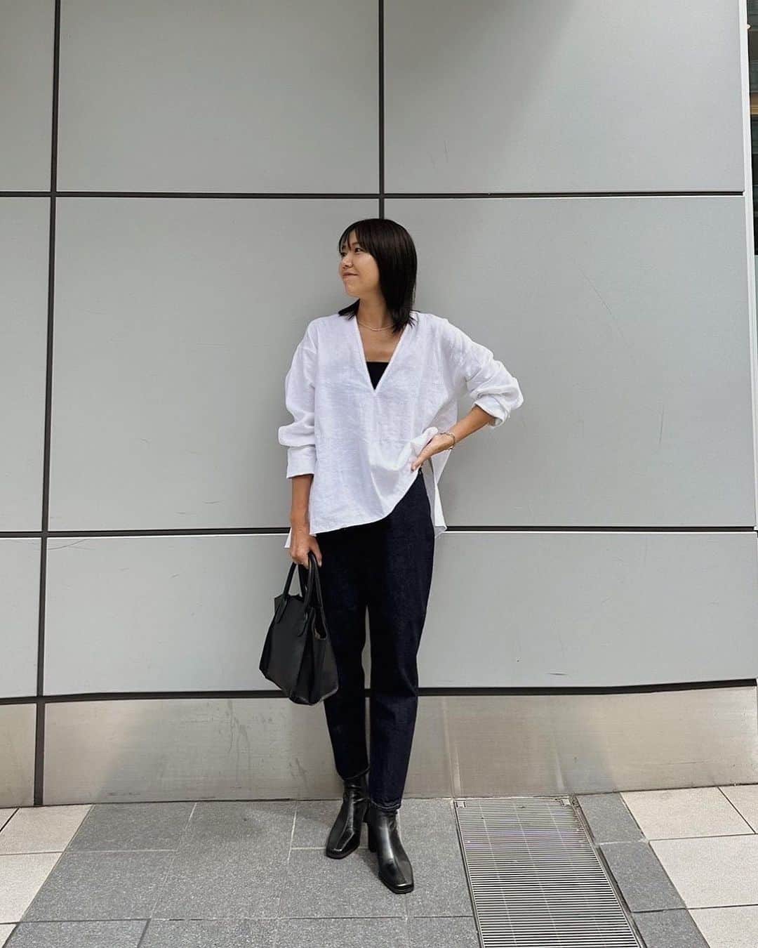 ETRÉ TOKYO ストアのインスタグラム：「@etretokyo  【9/7 New Arrival】 ㅤㅤㅤ ㅤㅤ #ETREvネックカットオフブラウス WHITE / BLACK F size ¥26,400(tax in) ㅤ  新宿スタッフ @etretokyo_sae 168cm @etretokyo_tobi 157cm  本社スタッフ @etretokyo_misaki 156cm ㅤㅤㅤ  ㅤ着用カラー：WHITE  ㅤㅤㅤ  - - - - - - - - - - - - - - - - - - - - - - - - - - - -  商品詳細はTOPページURLよりチェック🔍 ›› @etretokyo_store  ㅤㅤㅤ スタッフコーディネートも毎日更新中【 #etretokyo_staff_ootd 】をフォロー🐿️  TOPページの"フォロー中"から 気になるスタッフのアカウントをフォロー🤝  ㅤㅤㅤ ㅤㅤ  - - - - - - - - - - - - - - - - - - - - - - - - - - - - ⁡  【INFORMATION】 ⁡ㅤㅤㅤ ⁡ ※9/7(木)発売のアイテムは 9/8(金)12:00よりお在庫のある場合、ルミネカード会員様限で店舗通販のご利用が可能です。  ⁡ ※お電話がつながりにくい可能性がございます。  ※また混雑時には入場制限及び 試着点数の制限を設けさせて頂きます。 予めご了承ください。 ⁡ ⁡ ご理解、ご協力を賜りますよう 心よりお願い申し上げます。   ㅤㅤㅤ 【LUMINE SHINJUKU STORE】 ETRÉ TOKYO ルミネ新宿2店 TEL：03-5989-0979  ー営業時間ー (平日、土日祝)11:00-21:00 ⁡ #etretokyo#etre#fashion#etretokyoshinjuku #etre#2023etre#etretokyo_staff_ootd#2023aw #ルミネ新宿2 #新作紹介 #秋ファッション #秋スタイル #スタッフスナップ #カジュアルコーディネート #デニム女子コーデ #ブーツコーディネート #モノトーンコーディネート」