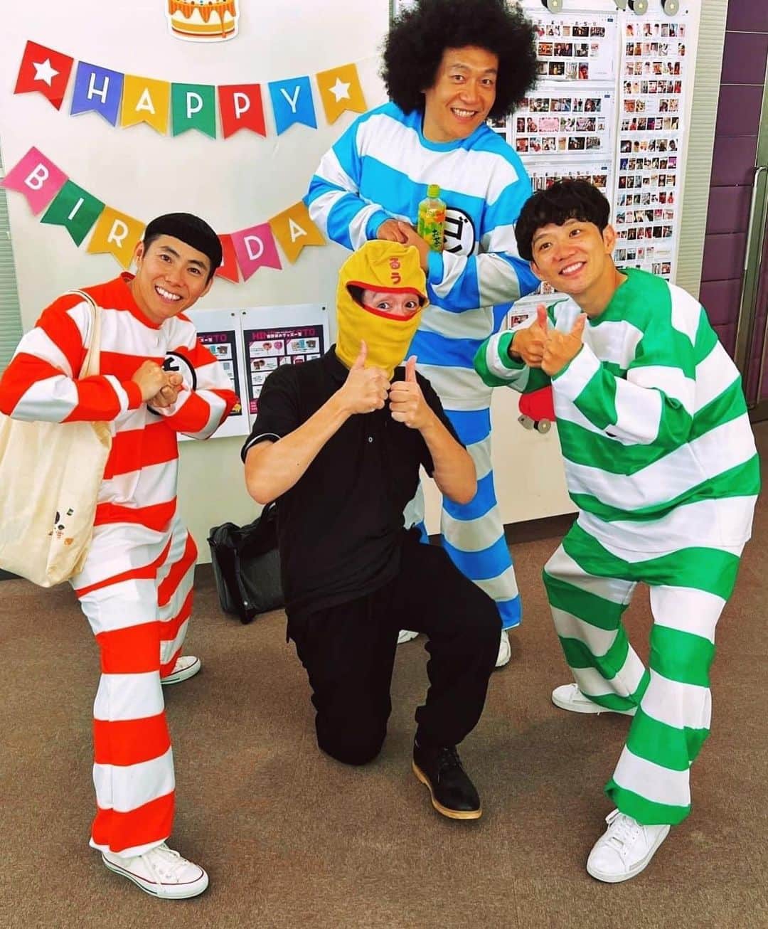 チキン南蛮カレーのルウ王子のインスタグラム：「スーパーアイドルウ 日野誠パイセンの舞台で  ビックスモールン さん にお会いできて感激！  世界で活躍のプロの技を 見せていただきました！  凄すぎて心がふルウえたで ござルウ！！  めっちゃ仲良くしていただき あルウがとうございます！  今後ともよルウしくお願いします！ ★ ★ #カレー好きと繋がりたい #チキン南蛮カレー #都城ランチ #カレー #宮崎グルメ #都城カレー #カレー倶楽部ルウ #宮崎 #都城 #カレー好きな人と繋がりたい #宮崎ランチ #都城メンチ #チキン南蛮」