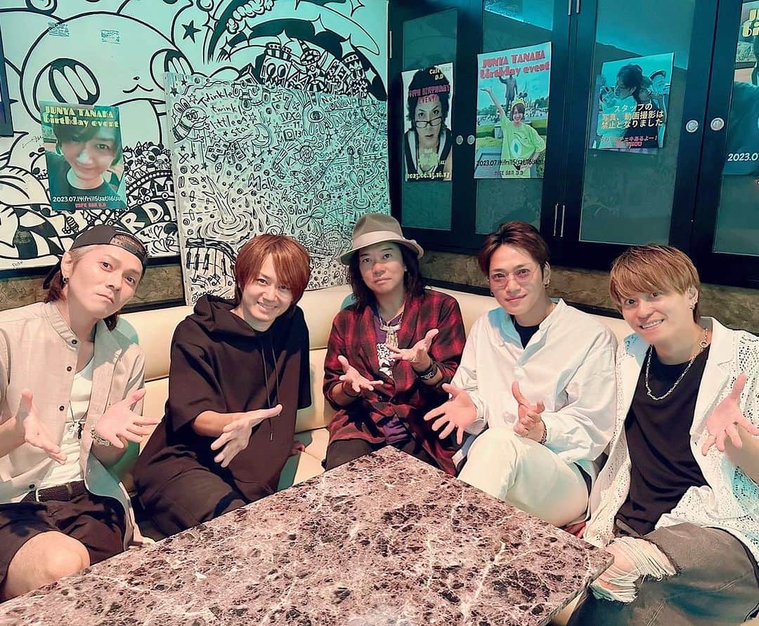 のインスタグラム：「この前集まって9月22日のライブで何をするか話し合ってみた🫡  前回のライブからもう10ヶ月か〜。。。 時の流れが早すぎてついていけない病だわ〜😗 こわいこわい笑🥱🥱」