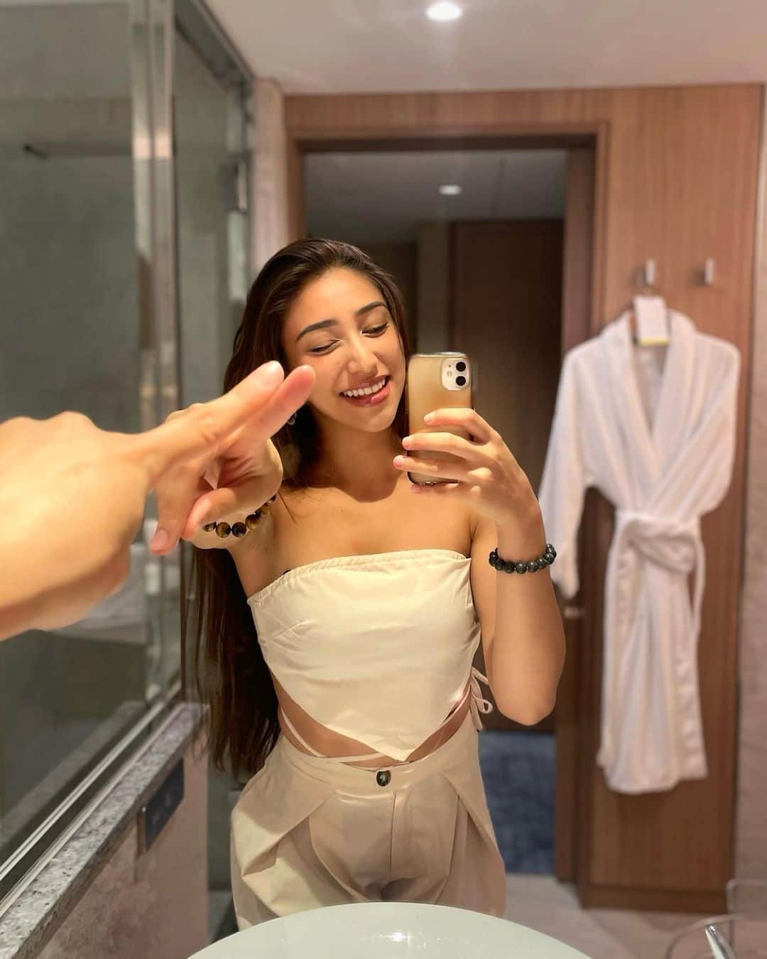 SORAのインスタグラム：「最近お気に入りのホワイトニング😝♡  1回で充分なくらい白くなるけどやればやるほど白くなるから効果もその日に感じれるからまじでオススメ❣️  私のインスタ見たで、初回5名 限定‼️ どのコースでもコース料金と同等のホームホワイトニング商品プレゼントだよ🎁  1ヶ月1万円通い放題プランもあるから 理想の真っ白い歯もすぐ目指せるから 通いまくる🦷w  #ホワイトニング東京   #ホワイトニング銀座  #銀座ホワイトニング  #ホワイトニング専門店  #セルフホワイトニング  #歯を白くする  #銀座でホワイトニング」