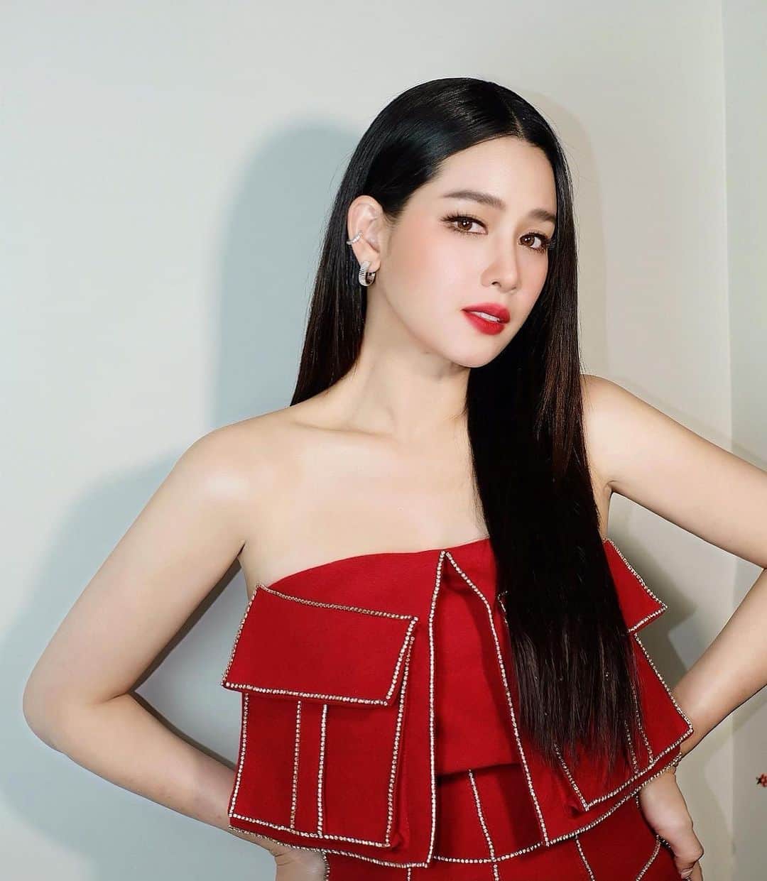のインスタグラム：「🌹 #ควีนมาสเตอร์โมอมีนา   makeup : @bonly563 hair : @nutty_hair519」
