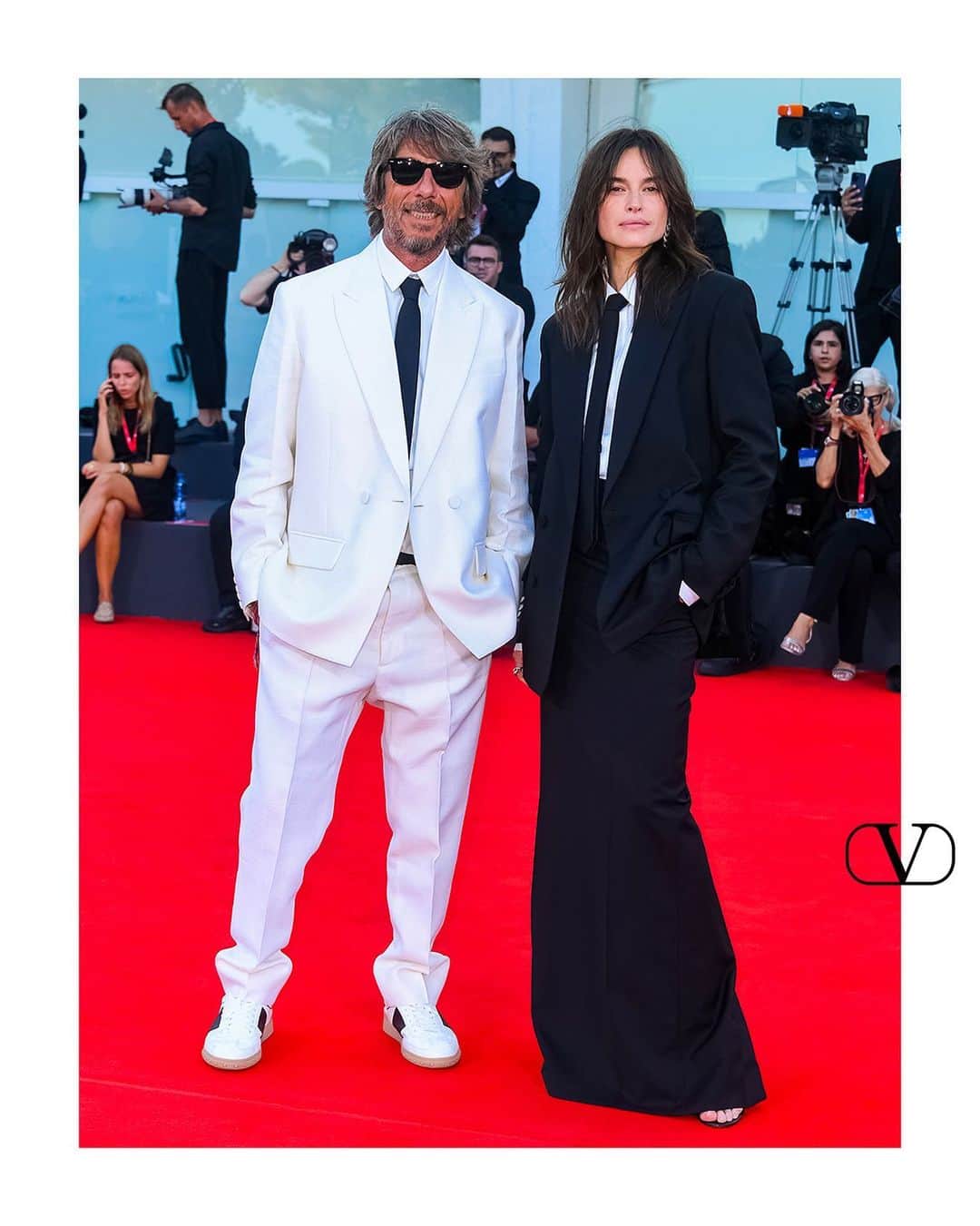のインスタグラム：「Creative Director @pppiccioli joined #KasiaSmutniak (@lasmutniak) on the red carpet at the Venice Film Festival this evening in complementary black and white suited looks.  @labiennale」