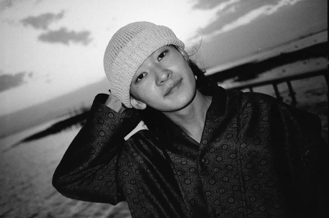 SHOW-GOのインスタグラム：「NHK番組『ミラドール 絶景を聴く』 9/9(土) 23:30〜24:00  私が北海道の絶景を旅しまして、さまざまな"音"と出会っていく、音楽紀行ドキュメンタリーとなっております。是非観てみてください。🌊  ※京都を含む近畿地方では放送日が変更となります。」