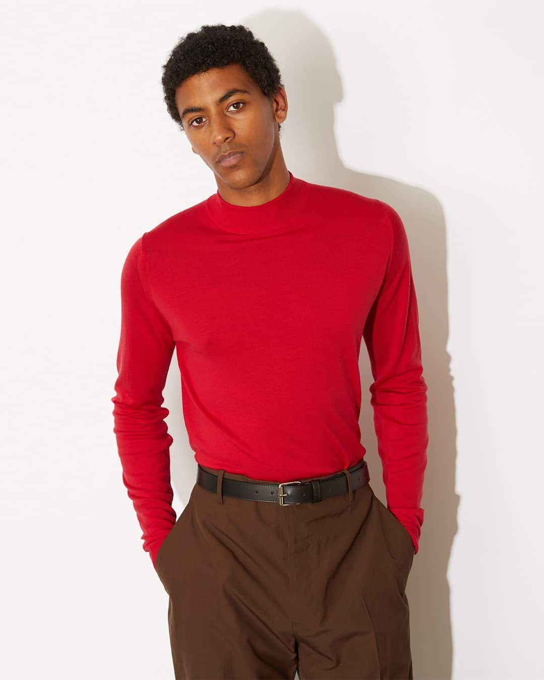 ジョンスメドレーのインスタグラム：「Showcasing our classic mock turtlenecks for men.  Popularised in the 60s by the Beatniks, it was the chosen look for musicians, poets, intellectuals, and thinkers of the period.  This modern classic style is perfect for this trans-seasonal period, and the two versions below are available in our classic and new colours for AW23.  Harcourt in Merino Extrafine 30 gauge in our Standard Fit. Tailored for the ultimate classic fit perfect as a standalone garment or for layering.  Oakdale in John Smedley’s Sea Island Cotton 30 gauge in our Heritage fit. This classic shape allows more volume through the body and sleeve. The style is longer, looser, and gives a more relaxed fit.  Both available in sizes S up to XXL.  Let us know in the comments which is your preferred style?  #johnsmedley #johnsmedleyknitwear #madeinengland #knitwear #mensknitwear #seaislandcotton #merinowool #mensfashion #60sstyle #transseasonalfashion #mockturtle #knitwearbrand #luxuryknitwear #mockturtelneck #mensstyle #menslook #mensclothes #madeinderbyshire #mensweardaily #merino #qualityknitwear #aw23 #newseasonstyle #classicmenswear #classicknitwear #merinoextrafine」