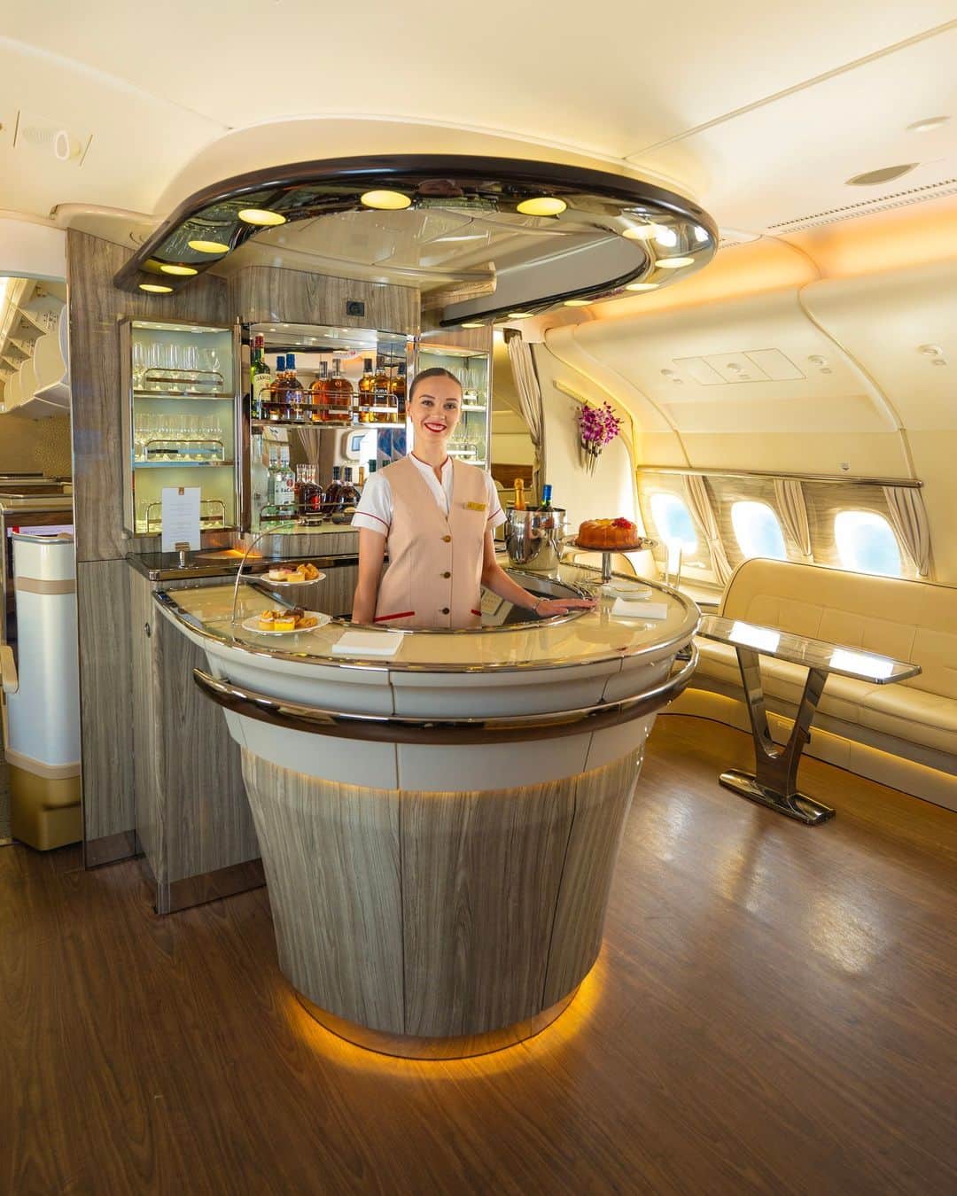 エミレーツ航空のインスタグラム：「Talk about 'raising the bar!' 😉  Unwind with your favourite drink at 40,000 feet in our A380 Onboard Lounge.  #Emirates #FlyBetter」