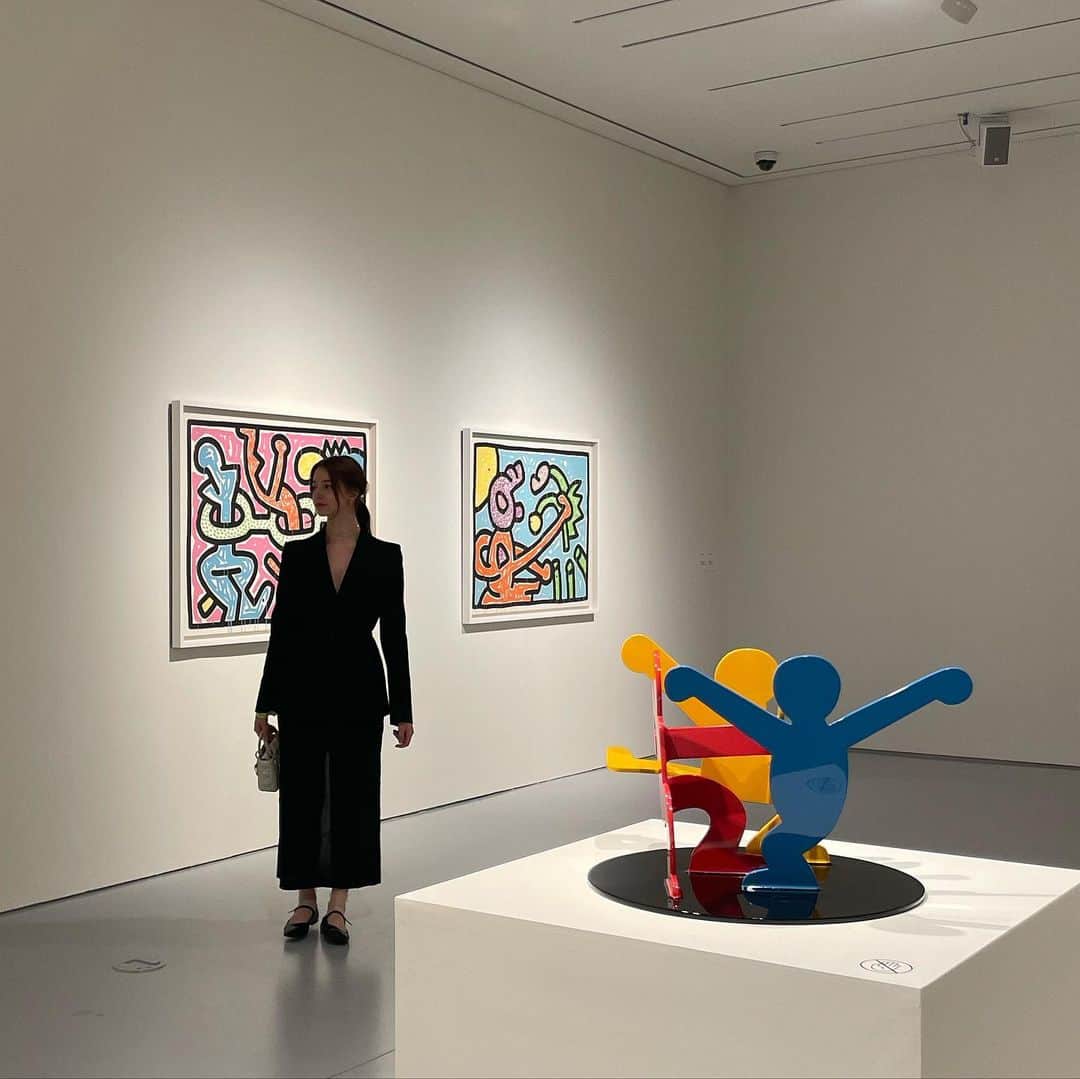 のインスタグラム：「In a room full of art, we stared at each other. #frieze」