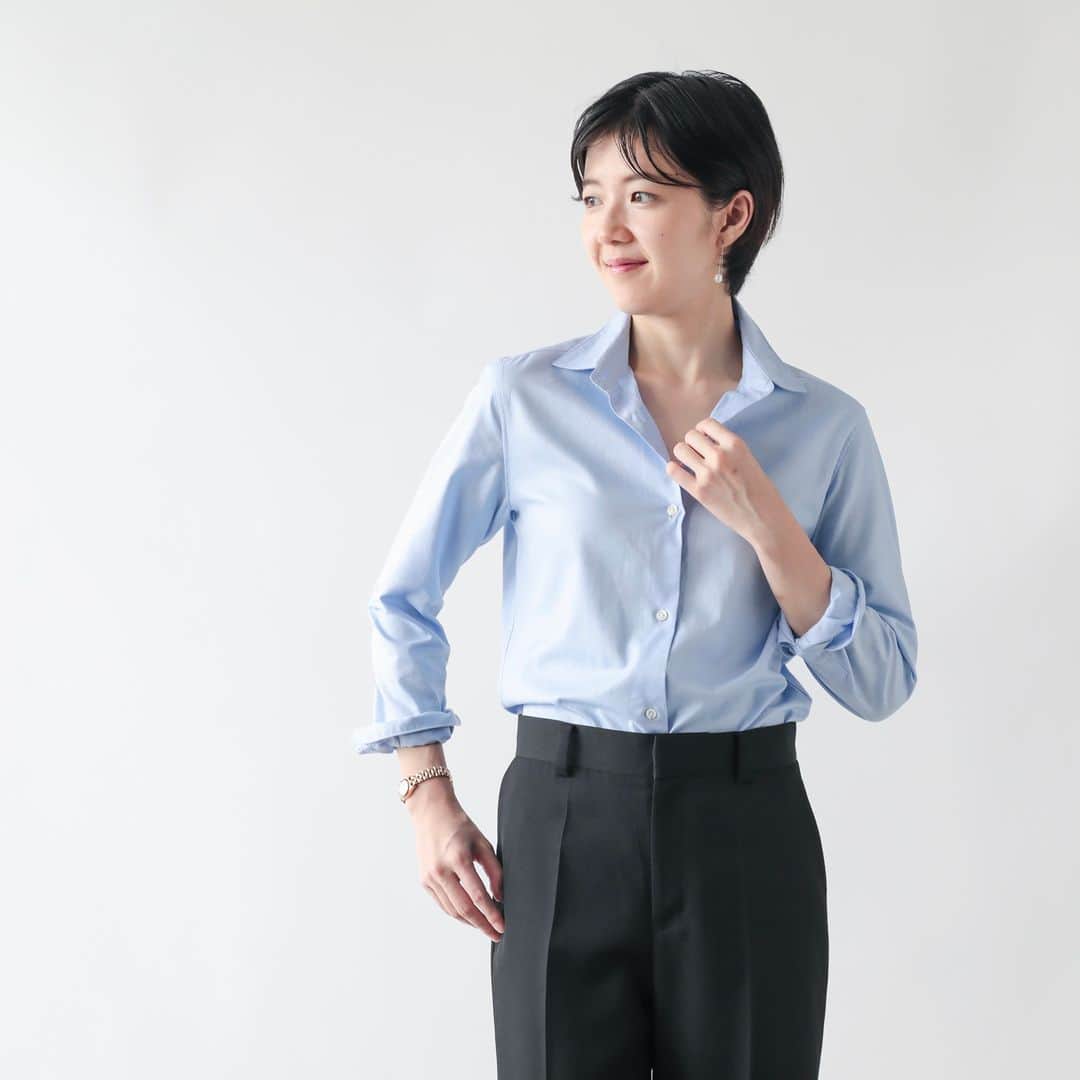 Factelier(ファクトリエ)のインスタグラム：「【サイズ拡大！】シルクのような光沢感。きちんと見えて優しい着心地。  高級感と体を美しく見せるシルエットにこだわった、ベーシックなシャツ。  「色褪せることのない定番アイテムだからこそ、たくさんの方に楽しんでいただきたい」という想いで、このたび42サイズまでサイズを拡大しました！  日本屈指のシャツ工場「HITOYOSHI」の最高の技術で仕立てた、差がつく一枚です。  通勤やフォーマル、休日のカジュアルまで幅広いシーンで活躍し、持っておきたい大人の定番です。  <特徴> ■シルクのような光沢感で 　高級感のある一着。自宅洗いもOK!  ■女らしさと動きやすさを 　両立したシルエット  ■ノーアイロンで 　カジュアルにも着られる  ■襟の美しさで分かる 　「HITOYOSHI」クオリティ  ■着心地、耐久性を考えた 　丁寧な縫製  ■ベーシックシャツ color：サックス・ホワイト size：36/38/40/42 price：¥ 13,750  ---------- 語れるもので日々を豊かに  ファクトリエはメイドインジャパンの 工場直結ファッションブランドです。 職人の情熱と最高の技術がつまった、人に語りたくなるものを長く大切に使ってもらいたい、そんな想いと共に語れる本物をお届けします。  ▽公式サイトはプロフィールのURLから @factelier #ファクトリエ #factelier #メイドインジャパン #日本製 #ベーシック #良いものを長く #クラフトマンシップ #語れるもので日々を豊かに #madeinjapan #hitoyoshi #hitoyoshishirts #hitoyoshiシャツ #レディースシャツ」