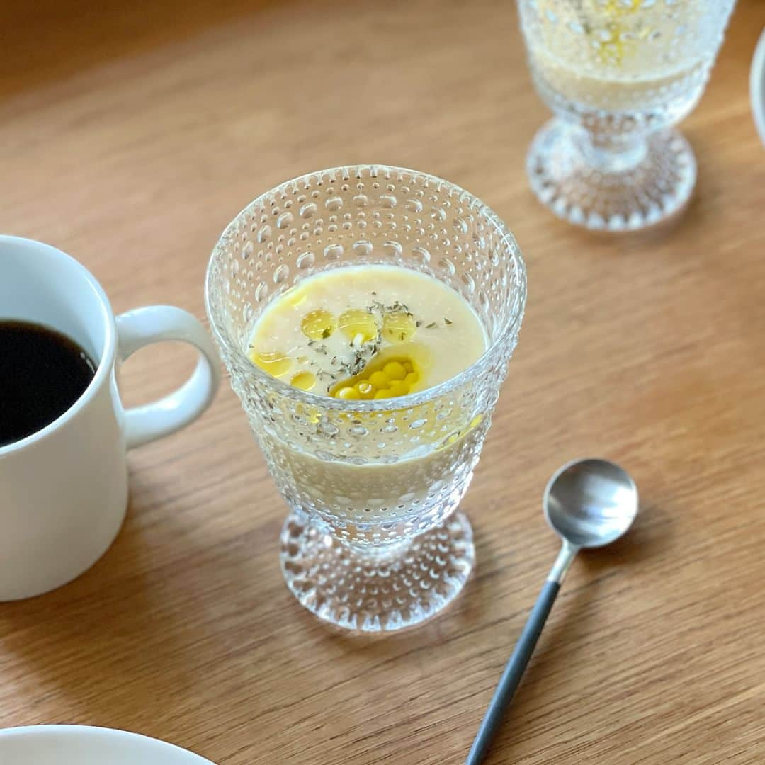 フリーデザインさんのインスタグラム写真 - (フリーデザインInstagram)「「イッタラ／iittala」の「カステヘルミ ユニバーサルグラス」で盛り付けアレンジ！  ドリンク以外にも多様な使い方ができそうだなと思い、あれこれレシピを考えた結果、今回は「シーフードと野菜のマリネ」と「コーンの冷製ポタージュ」を盛り付けてみました！  グラス自体が華やかなので、料理もキラキラと輝いているように見えるのがカステヘルミの魔法。 「露の雫」をイメージしてつくられたデザインだからこそ、サラダがみずみずしく感じられるのも魅力です。  同シリーズのボウルに盛り付けるサラダやスープもいいけれど、脚付きグラスだとより特別感を演出してくれるのもいいですね。  ぜひ、ユニバーサルグラスで盛り付けアレンジを楽しんでみてはいかがでしょうか。  ▼詳細はプロフィールのリンクからご覧いただけます。 → @freedesign_jp  【取扱店舗】 オンラインショップ 吉祥寺店  #イッタラ #iittala #カステヘルミ #ユニバーサルグラス #ゴブレット #ワイングラス #グラス #オイバトイッカ #oiva #oivatoikka #ガラスの器 #ガラス食器 #ガラス好き #サラダランチ #スープランチ #コーンスープ #マリネ #北欧デザイン #北欧ナチュラル #北欧スタイル #北欧生活 #コーデ記録 #テーブルコーデ #テーブルウェア #アレンジレシピ #簡単アレンジ #アレンジ料理 #フリーデザイン #freedesign_jp」9月5日 20時00分 - freedesign_jp