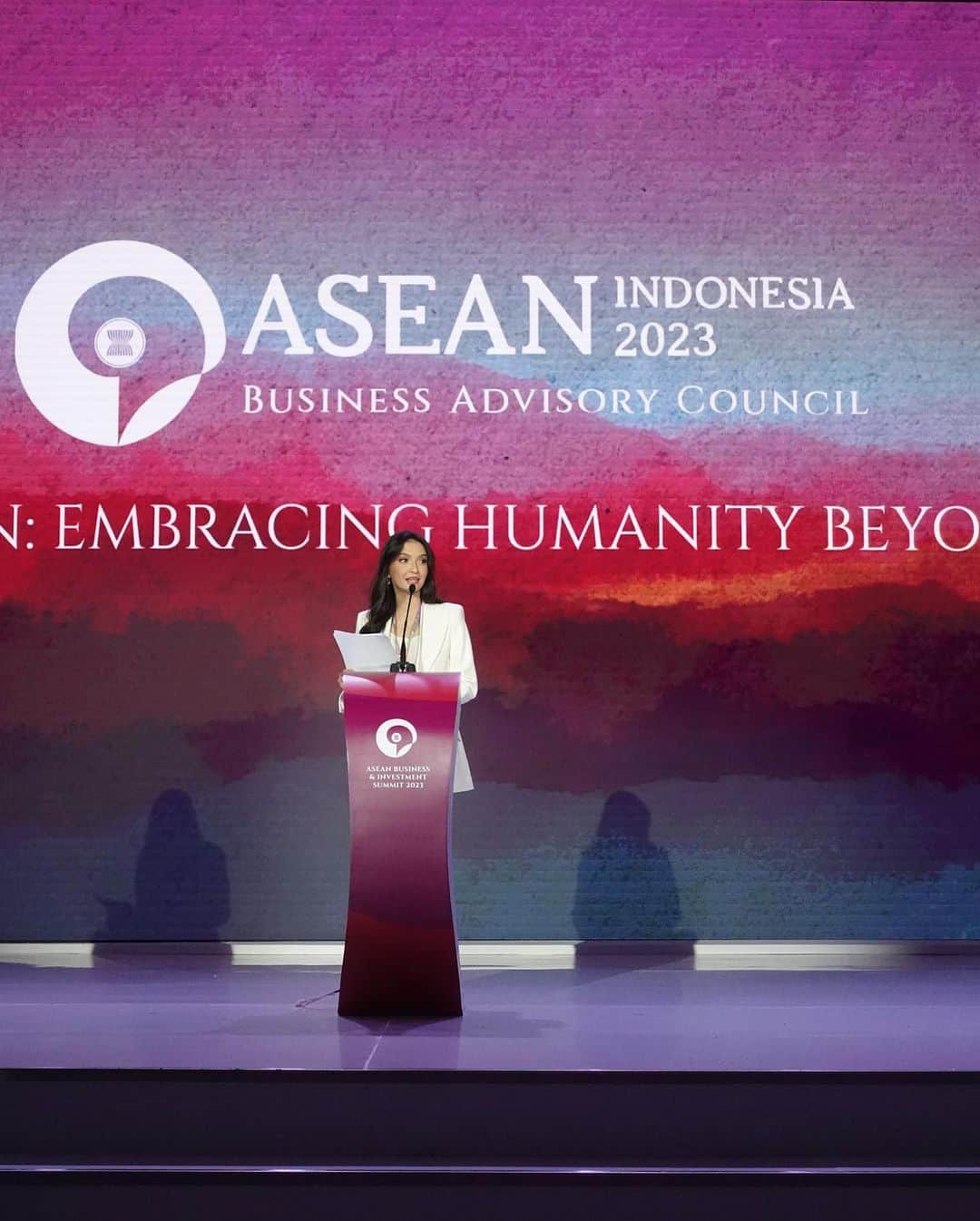 ラライン・シャーのインスタグラム：「Menyuarakkan pemikiran lewat sebuah pidato yang ditulis dengan sesuatu yang sangat identik dengan budaya kita SKS (Sistem Kebut Semalam) ✌🏾🤣  Terima kasih @aseanbac.id yang sudah mempercayakkan saya dan memberi saya ruang curhat yang internasional.  Lega rasanya...   Karena kita semua... manusia   #humanitybeyondborders #aseanbac」