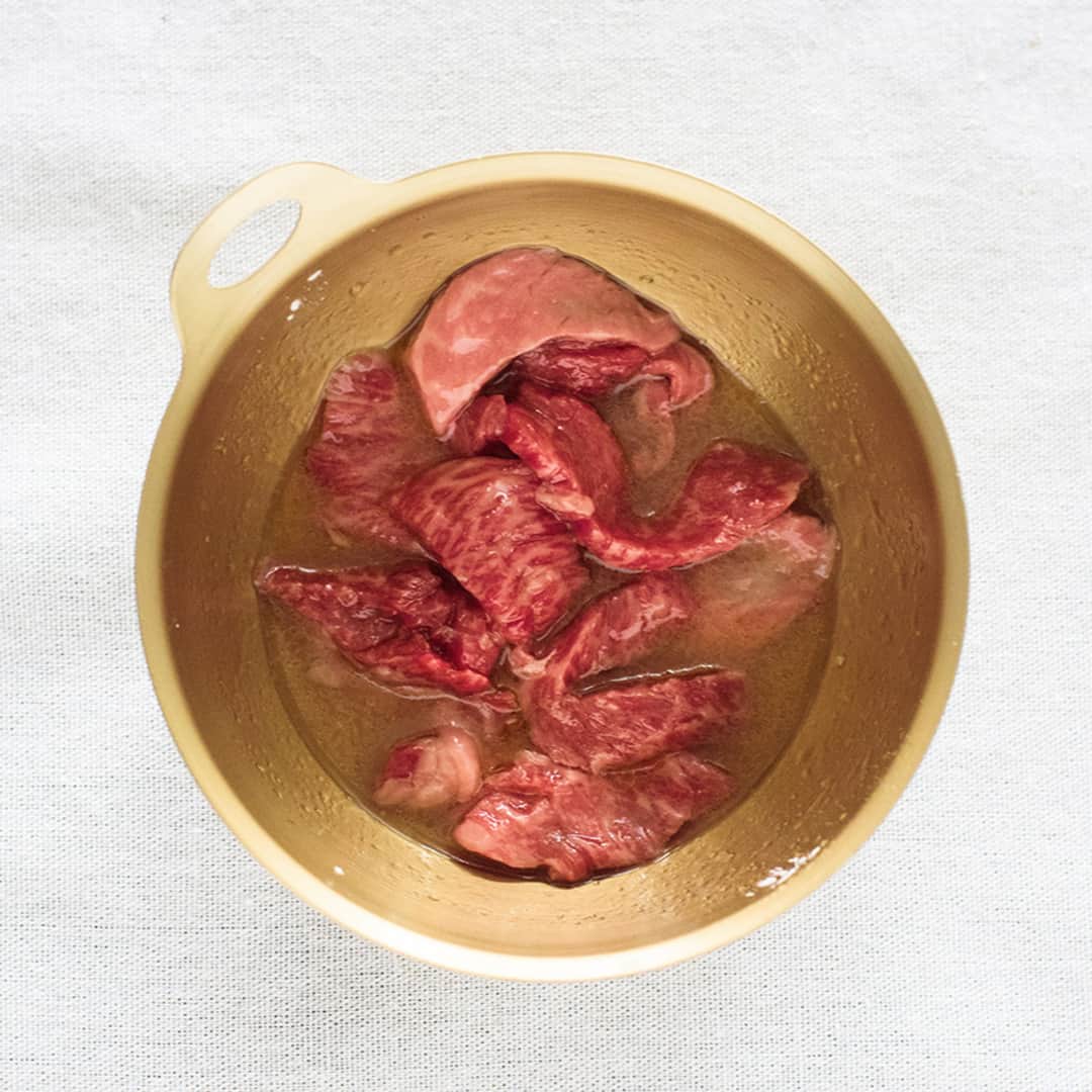 おうちごはん編集部さんのインスタグラム写真 - (おうちごはん編集部Instagram)「【#牛肉と夏野菜の中華炒め】#レシピあり▼  一度食べたらクセになるやみつき必至のレシピ😋 あふれ出すトマトの酸味がさっぱりとおいしいので、まだまだ暑さが残る今の季節におすすめです‼  --------👇レシピ👇---------  牛肉と夏野菜の中華炒め  ▼材料（2人分）  ・焼肉用の牛肉……100g ・ナス……大1本（小2本） ・トマト……1個  ・オイスターソース……大さじ1 ・醤油……大さじ1　 ・砂糖……小さじ1 ・サラダ油……大さじ1  【A：下味用】 ・ごま油……大さじ1 ・酒……大さじ1 ・砂糖……大さじ1 ・片栗粉……大さじ1 ・酢……大さじ1  ▼下準備  ・焼肉用の牛肉にAの下味用調味料を混ぜ、5分ほど置いておく。  ・ナスは乱切りにして、180℃の油で30秒ほど素揚げしておく。  ・トマトは乱切りにしておく。  ▼作り方  1. フライパンにサラダ油をしき、中火で熱し、牛肉を炒める。  2. 素揚げしたナス、トマトを入れ、オイスターソースと醤油を入れてさっと炒める。  3. 仕上げにお肉に使った下味用の調味液をまわしかけて炒め、とろみがついたら完成です！  ⚠炒めすぎに注意！ 牛肉は、炒めすぎると火が通りすぎて固くなってしまうので、今回はあえてナスを素揚げしておくことで、炒める時間を短くしています。火が通りすぎないように気を付けて、一番おいしい状態に仕上げてくださいね！  🥢〆の素麺もうまい！ 素麺との相性も◎。具とタレを少し残しておき、湯がいたそうめんのお湯をしっかりと切ってから、和えて食べてるととってもおいしいです！  recipe & photo by @ouchigohan_ojisan  🔽「牛肉と夏野菜の中華炒め」のレシピは、おうちごはんの記事でもご紹介しています！ https://ouchi-gohan.jp/2299/  ------------------ ◆このレシピを作ってみたいと思った方は「保存📄」を、おいしそうと思った方はぜひ「いいね♥」してね😚  ◆ #おうちごはんLover を付けて投稿するとおうちごはんの記事やこのアカウント、おうちごはん発信のトレンドリリースなどでご紹介させていただくことがございます。スタッフが毎日楽しくチェックしています♪  ［staff : まい姉］ ------------------  #おうちごはんlover #おうちごはんラバー #ouchigohanlover #ouchigohan  #おうちごはん #recipe #レシピ #献立 #暮らしを楽しむ #野菜 #中華 #炒めもの #中華炒め #主菜 #おかず #牛肉 #トマト #やみつきレシピ #おうち中華」9月5日 20時00分 - ouchigohan.jp