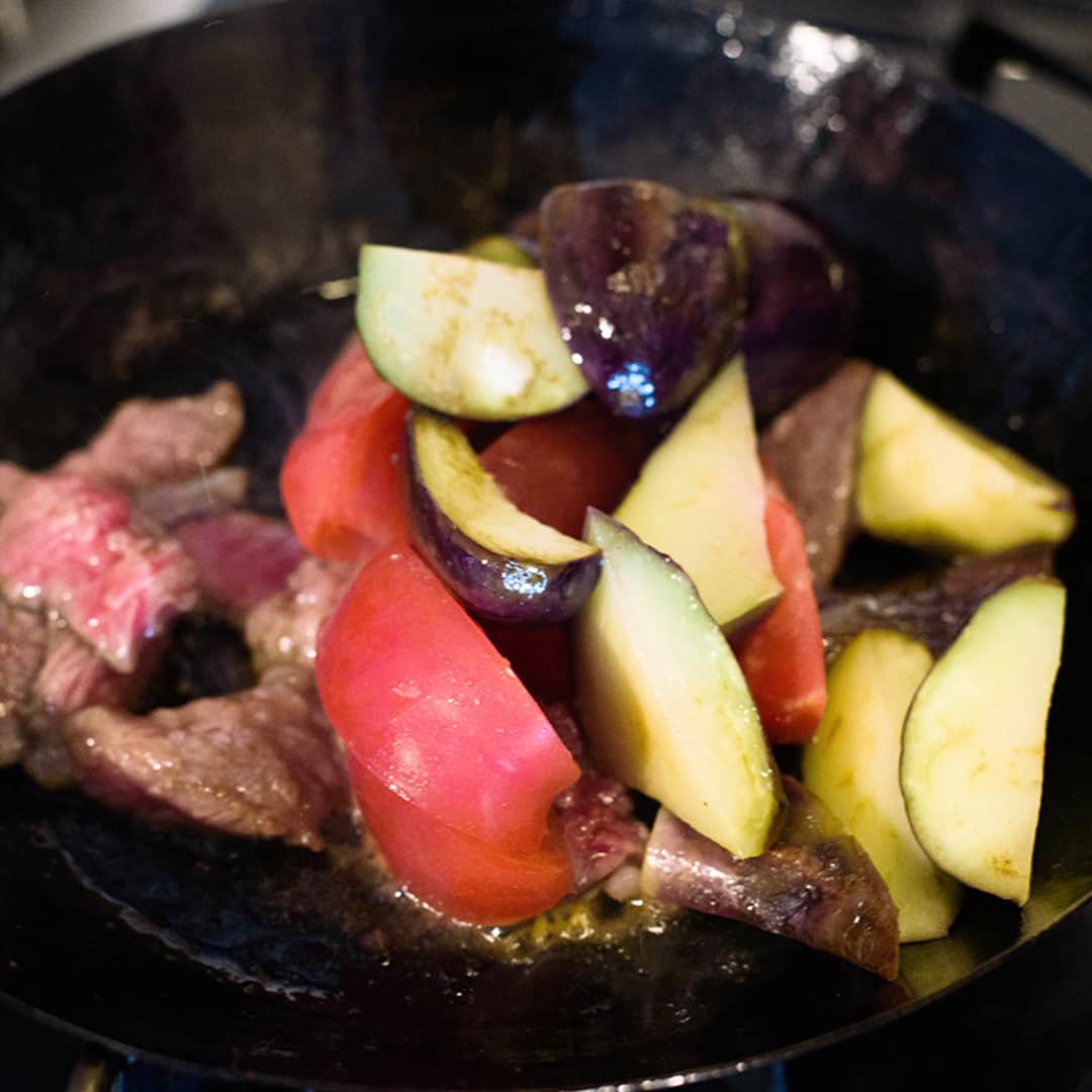 おうちごはん編集部さんのインスタグラム写真 - (おうちごはん編集部Instagram)「【#牛肉と夏野菜の中華炒め】#レシピあり▼  一度食べたらクセになるやみつき必至のレシピ😋 あふれ出すトマトの酸味がさっぱりとおいしいので、まだまだ暑さが残る今の季節におすすめです‼  --------👇レシピ👇---------  牛肉と夏野菜の中華炒め  ▼材料（2人分）  ・焼肉用の牛肉……100g ・ナス……大1本（小2本） ・トマト……1個  ・オイスターソース……大さじ1 ・醤油……大さじ1　 ・砂糖……小さじ1 ・サラダ油……大さじ1  【A：下味用】 ・ごま油……大さじ1 ・酒……大さじ1 ・砂糖……大さじ1 ・片栗粉……大さじ1 ・酢……大さじ1  ▼下準備  ・焼肉用の牛肉にAの下味用調味料を混ぜ、5分ほど置いておく。  ・ナスは乱切りにして、180℃の油で30秒ほど素揚げしておく。  ・トマトは乱切りにしておく。  ▼作り方  1. フライパンにサラダ油をしき、中火で熱し、牛肉を炒める。  2. 素揚げしたナス、トマトを入れ、オイスターソースと醤油を入れてさっと炒める。  3. 仕上げにお肉に使った下味用の調味液をまわしかけて炒め、とろみがついたら完成です！  ⚠炒めすぎに注意！ 牛肉は、炒めすぎると火が通りすぎて固くなってしまうので、今回はあえてナスを素揚げしておくことで、炒める時間を短くしています。火が通りすぎないように気を付けて、一番おいしい状態に仕上げてくださいね！  🥢〆の素麺もうまい！ 素麺との相性も◎。具とタレを少し残しておき、湯がいたそうめんのお湯をしっかりと切ってから、和えて食べてるととってもおいしいです！  recipe & photo by @ouchigohan_ojisan  🔽「牛肉と夏野菜の中華炒め」のレシピは、おうちごはんの記事でもご紹介しています！ https://ouchi-gohan.jp/2299/  ------------------ ◆このレシピを作ってみたいと思った方は「保存📄」を、おいしそうと思った方はぜひ「いいね♥」してね😚  ◆ #おうちごはんLover を付けて投稿するとおうちごはんの記事やこのアカウント、おうちごはん発信のトレンドリリースなどでご紹介させていただくことがございます。スタッフが毎日楽しくチェックしています♪  ［staff : まい姉］ ------------------  #おうちごはんlover #おうちごはんラバー #ouchigohanlover #ouchigohan  #おうちごはん #recipe #レシピ #献立 #暮らしを楽しむ #野菜 #中華 #炒めもの #中華炒め #主菜 #おかず #牛肉 #トマト #やみつきレシピ #おうち中華」9月5日 20時00分 - ouchigohan.jp
