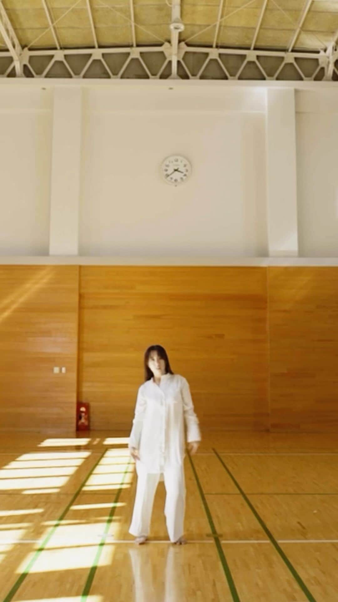 HARUのインスタグラム：「fullは１つ前のリールへ🌏✨  初、映像作品では「覚悟」がテーマでした。  ・ 私の夢はダンサー、ミュージカル女優になる事です。 今年から歌を本格的に始め、ミュージカル女優にも興味を持ち始めました。  ですが、「その為にどうしたいの？」「何がしたいの？」と聞かれた際にいつもどう言葉にしていいのか迷います。  実際、明確に心の中にはあるのか、 と言われると色んな事に興味があり自信が持てません。 心のどこかで不安や迷いがあり、言葉にするほどの「覚悟」が出来て無いのかもしれないな、 と私は感じています。  ですが、エンターテイメントの世界で生きていく という「覚悟」だけは出来ています。  そこで、言葉では難しい 「覚悟」をダンスでなら色んな想いを表現出来るかな と思いこのテーマで作りました。  ・ 「地球儀」にした理由は、 作品に取り掛かる少し前に「君たちはどう生きるか」を観ました。 作品と曲から私が感じたものが今回のテーマにぴったりだなと感じこの曲を選びました。  ・ まだまだな部分も沢山ですが、これが今の自分です。 一年後、「この時の自分はこんなもんだったんだ」 と言えるくらい成長した自分になっていたいなと思います。  #地球儀  #米津玄師」