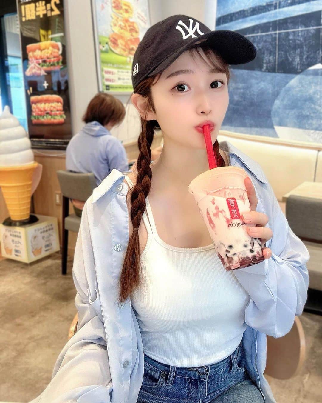 ぷーちゃんのインスタグラム：「🐶🍯  沖縄きて ご飯食べてサウナしかしてない🤣  ちょっと海に浮かんだけど🏊✨  飲んでるのはゴンチャの巨峰に タピオカ入れた🧋🍇  #沖縄#沖縄旅行 #沖縄グルメ #ゴンチャ#那覇」