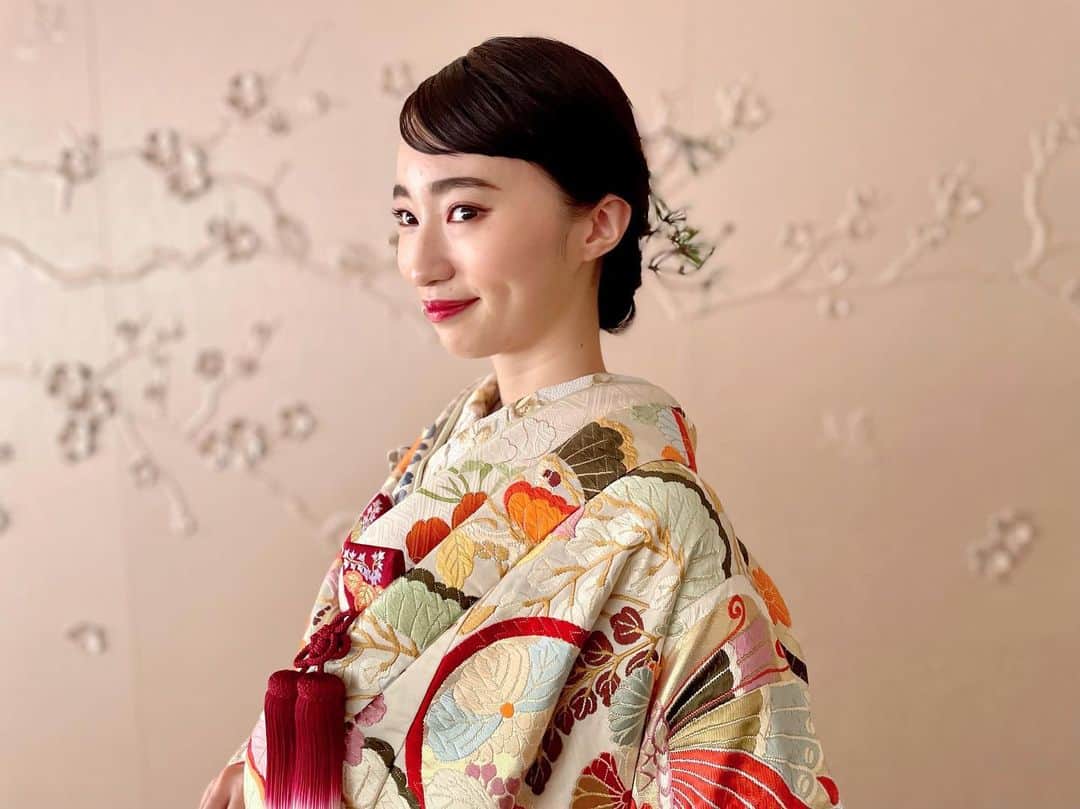 のインスタグラム：「色打掛  JUNO天神本店×@tomyoden_wedding  和モダンな柔らかい雰囲気に映える JUNOオリジナルの色打掛  唐織のふっくらとした質感 絹の光沢やボリューム感と 重厚で美しい配色  豪華絢爛なお着物は モダンなニュアンスのヘアメイクと とても良くマッチします  色打掛:01-5051 ENISHI "桃山蝶に松藤紋"   #junowedding   #junodress  #wedding   #weddingdress   #色打掛   #ウェディングドレス  #カラードレス  #ドレス試着  #結婚式  #前撮り  #2023春婚  #2023夏婚  #2023冬婚  #プレ花嫁   #九州プレ花嫁  #福岡プレ花嫁  #少人数ウェディング  #juno天神本店」