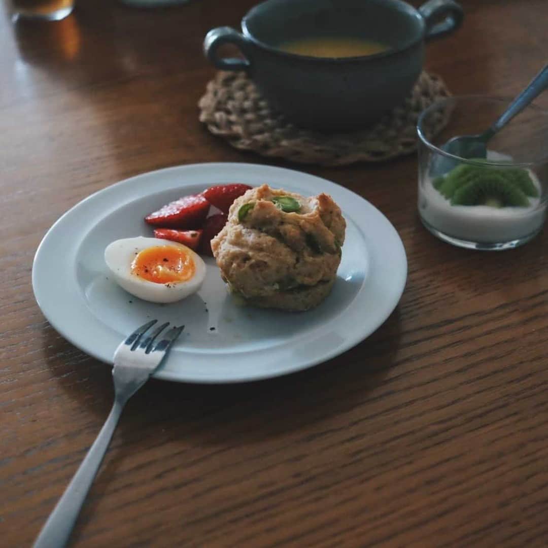 北欧、暮らしの道具店さんのインスタグラム写真 - (北欧、暮らしの道具店Instagram)「お菓子作りも朝食も！ お料理の幅が広がる、マフィン型  - - - - - - - - - - - - - - - - -   今回ご紹介するのは Wilton（ウィルトン）の マフィン型。  シンプルなマフィン型は、 1つあるとお菓子作りや料理の幅が、 ぐんと広がります。  表面のフッ素加工のおかげで グラシンカップがなくとも、 食材がはりつきにくく、 スルッと型ばなれしてくれます。  忙しい朝なら、 ベーコンを巻いて卵を落とし 手軽にベーコンエッグに。  休日には ホットケーキミックスで カップケーキづくりも楽しめそう。  レシピもたくさんで、 アレンジ自在だからこそ、 探求のしがいがありそうです◎  いろんなレシピで楽しめるマフィン型を この機会にぜひ迎え入れてみてくださいね。 . ーーー 掲載のアイテムはこちら▼ ーーー . ☑︎Wilton/ウィルトン/マフィン型/レギュラーサイズ（6個分）  🎁「クラシ手帳2024」プレゼントキャンペーン実施中！お買いものいただいた方全員に、当店オリジナルの手帳を無料でお届けいたします。 . ▶︎ プロフィールのリンクから、お値段・サイズなど詳しい情報をご覧いただけますよ。→@hokuoh_kurashi . #kitchen#kitchendesign#kitchenware#food#foodstagram #Wilton#ウィルトン#マフィン#マフィン型#お菓子作り #キッチン#キッチン雑貨#台所#ごはん#朝ごはん #ランチ#夜ごはん#ディナー#料理#シンプル #シンプルライフ#シンプルデザイン#暮らしを楽しむ#日々の暮らし #北欧#暮らし#北欧暮らしの道具店」9月5日 20時01分 - hokuoh_kurashi