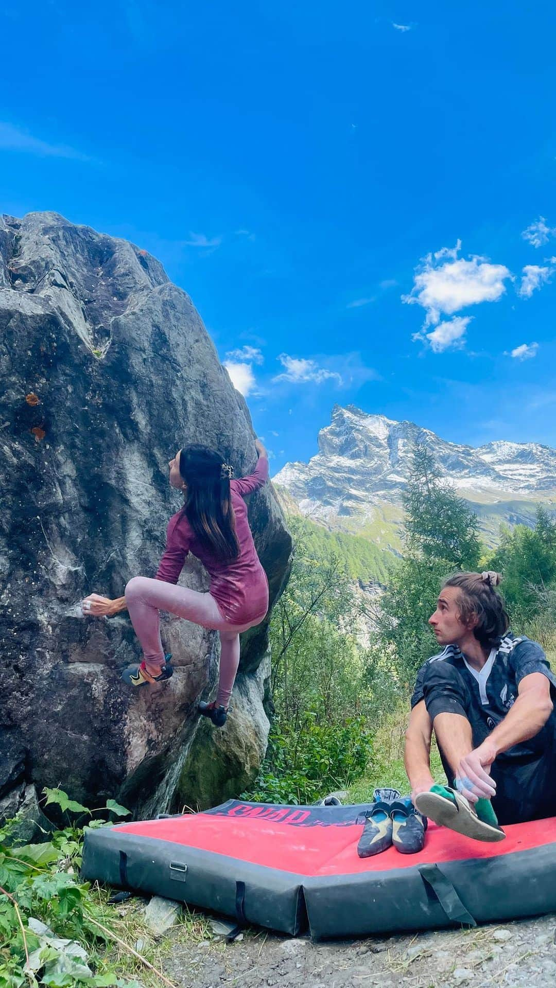 キャロライン・シノのインスタグラム：「Bouldering in Zinal🏔️ Amazing view on Besso and very authentic&remote Swiss valley🤍 I’ve repeated the hard lines opened by @yaniklimber there.  🎥1/ 7C flash 🎥2/ 8A 1 try 🎥3/ 8A prow: hardest for me, 20min @crimpoilofficial #recoverfaster @girlsinbleau @arkose.climbing #arkoesheroes @snap.climbing @frictionlabs @scarpaspa 🎥 @lumartinez_93 and 📸 @stephanieargentier 🫶☺️」