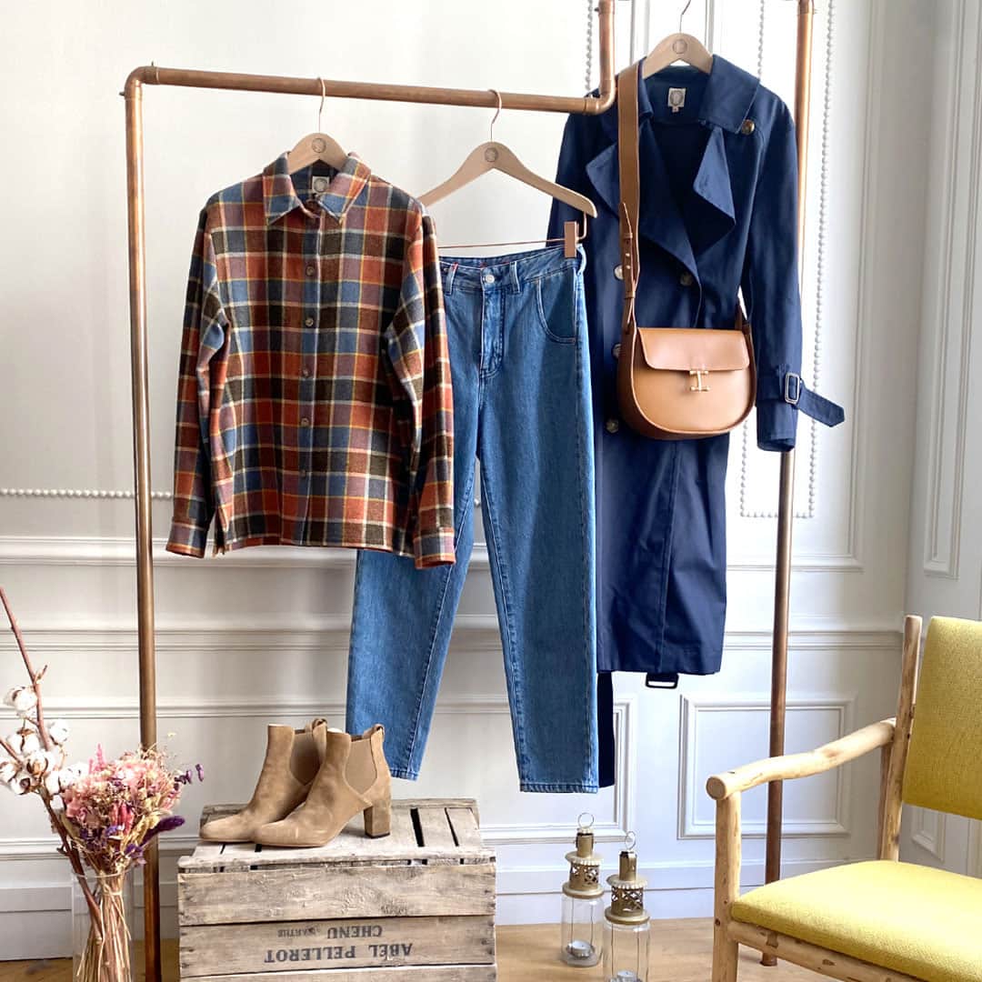 イネスドゥラフレサンジュのインスタグラム：「Back to work. Chemise Cassia à carreaux Jean Luna bleu denim Trench Blake bleu marine Bottines à talons, couleur sable - Back to work Cassia plaid shirt Luna blue denim jeans Blake navy trench coat Heeled sand boots  #inesdelafressange #inesdelafressangeparis #fallwinter2023 #parisianchic」