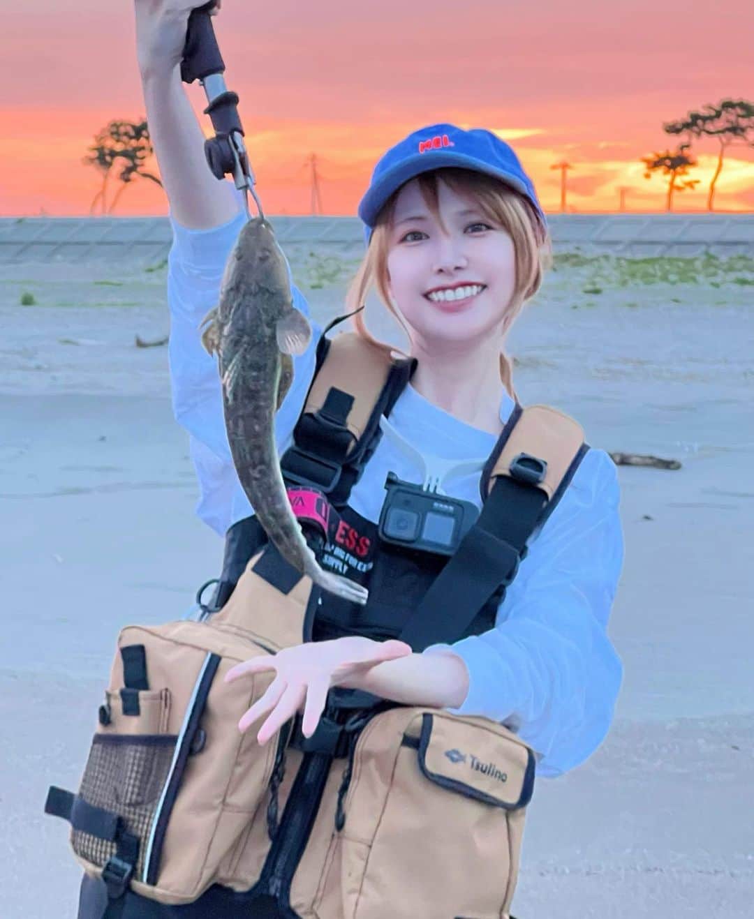 眞白桃々のインスタグラム：「【宮城県サーフ釣り‪🎣‬】  今年もマゴチ釣れた~~‪(ㅅ´꒳` )💕︎ ちょっとちいさめだけど🤏🏻  今年は #adusta のseashaker90メロメロメロンが 個人的にすごく刺さっててスタメン入りしました🍈  この子も🍈で釣りました( *´꒳`*)੭))  *⋆꒰ঌ┈┈┈┈┈┈┈┈┈໒꒱⋆*  🔍⸒⸒YouTube『うらごし桃々ちゃんねる。』  *⋆꒰ঌ┈┈┈┈┈┈┈┈┈໒꒱⋆*  .   #ルアマガ女子部  #tsulino #フラットフィッシュ」