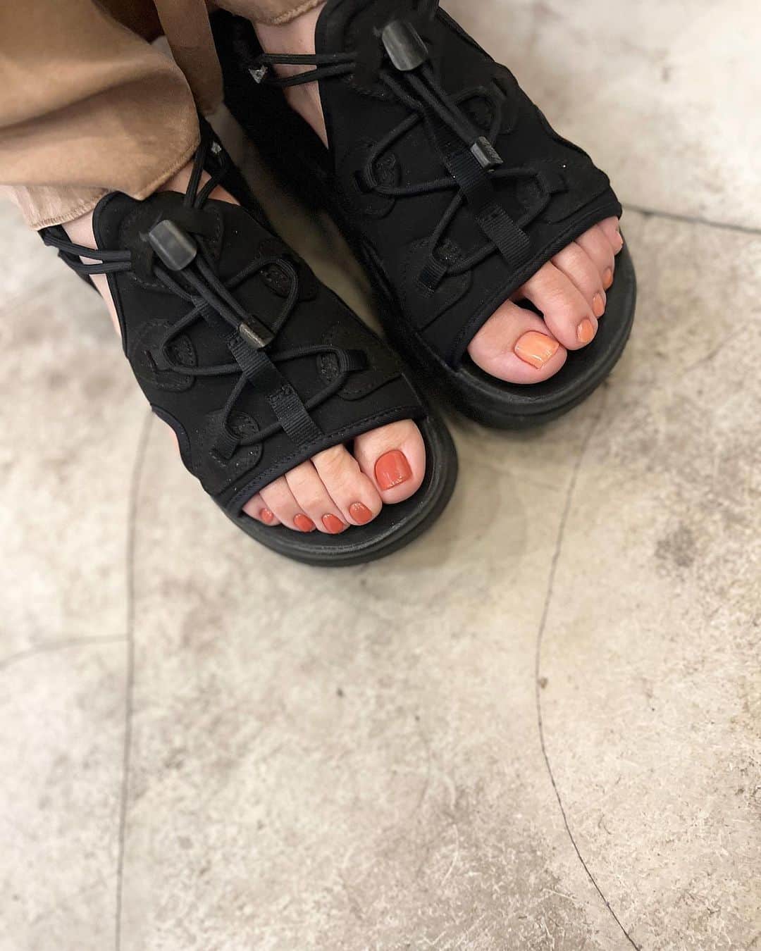 のインスタグラム：「#Autumn #nails #simplenail #pedicure #footnail #フットケア #フットネイル #秋ネイル #シンプルネイル #東京ネイルサロン」