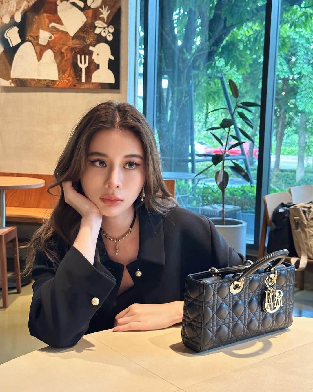 のインスタグラム：「🖤☕️🦥  @Dior #LadyDior」