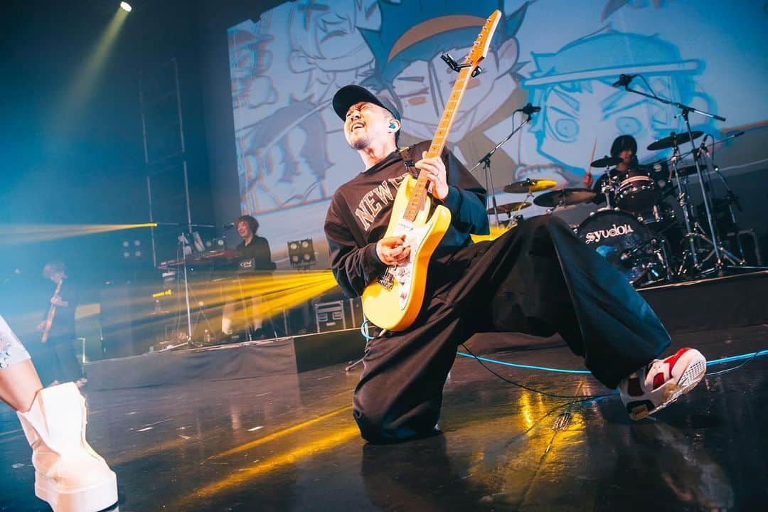 Kuboty のインスタグラム：「8/31 Zepp DiverCity syudouツアー2023 露骨  全力サポート完遂、ありがとうございました🔥  写真1枚目は『笑うな』のギターソロ中と思われます🎸  📸 by @tamaishingo22」