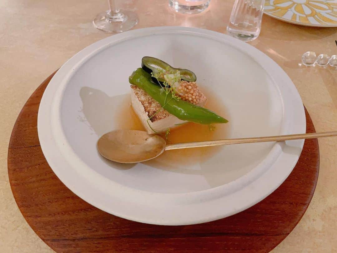 カオルコのインスタグラム：「Dinner  大好きなゆき先生のお料理をいただいた日。  予約困難レストランなのに、お店に入るとアットホームで洗練されたコレクションの数々。ゆきさんのお人柄ね。 インテリア、テーブルウェアを見ているだけでも来てよかったっていつも思う。 ゆきさんのお酒のチョイスもユニークでとってもおすすめです。  毎回お料理教室も楽しみ。  #tokyo #dinner #fashionable  #yummy  #specialthanks  #awesome」