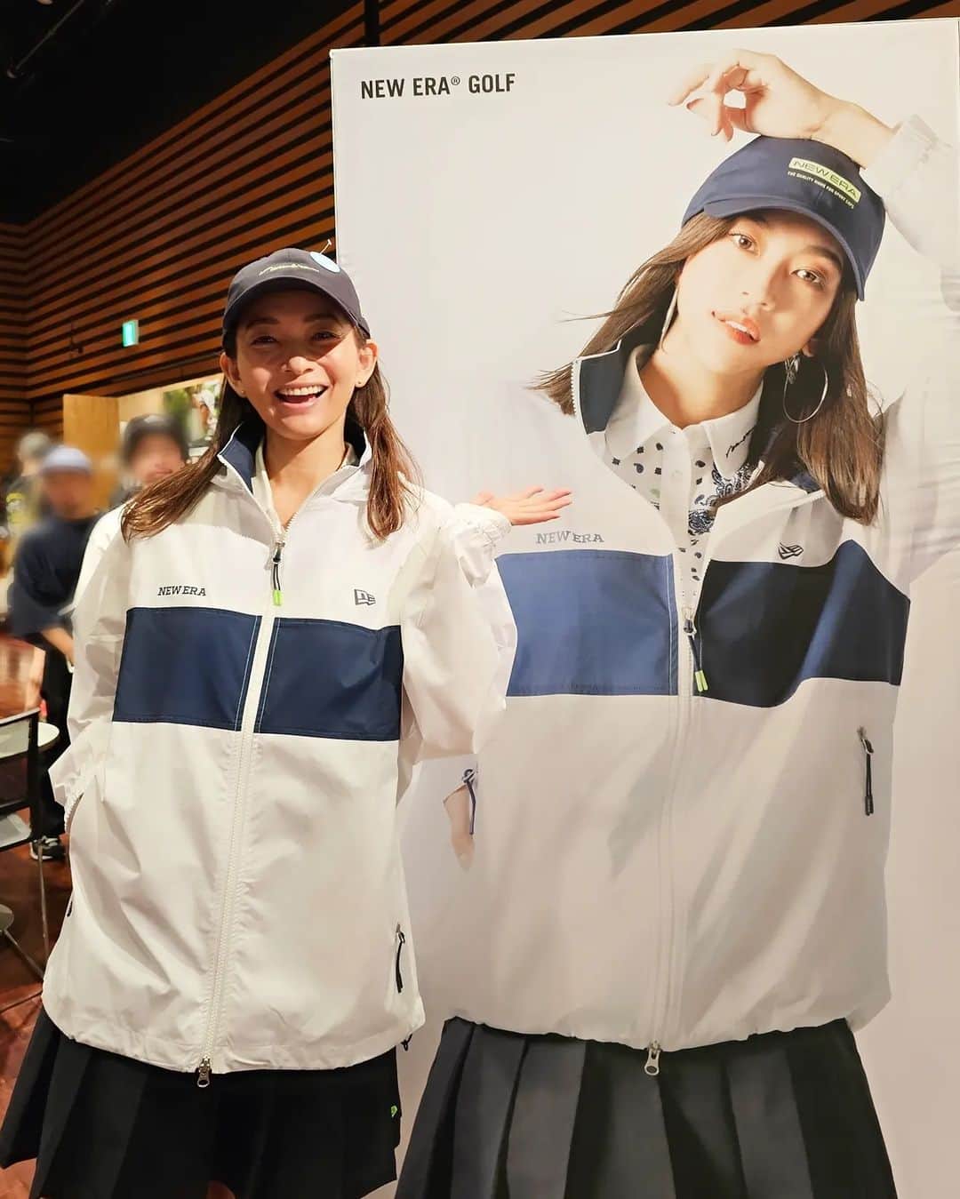 のインスタグラム：「NEW ERA の展示会へ行ってきました😊  @newerajapan  今回もニューエラと紺野ゆりちゃんのコラボゴルフウェアが可愛かった🏌️❤  @newera_golf  @yuri_konno_official   アッキーとたくさん試着しまくり😆  @akki_idea  ゆりちゃんのポスターが可愛くて、全身真似っこでオーダーしてきた😁❤️  #newera  #neweragolf #ニューエラ #ニューエラゴルフ #紺野ゆり ちゃん #ゆりゴルフ #ゴルフ #golf  #ゴルフウェア #ママ #ママモデル #モデル #mama #mamamodel #model」
