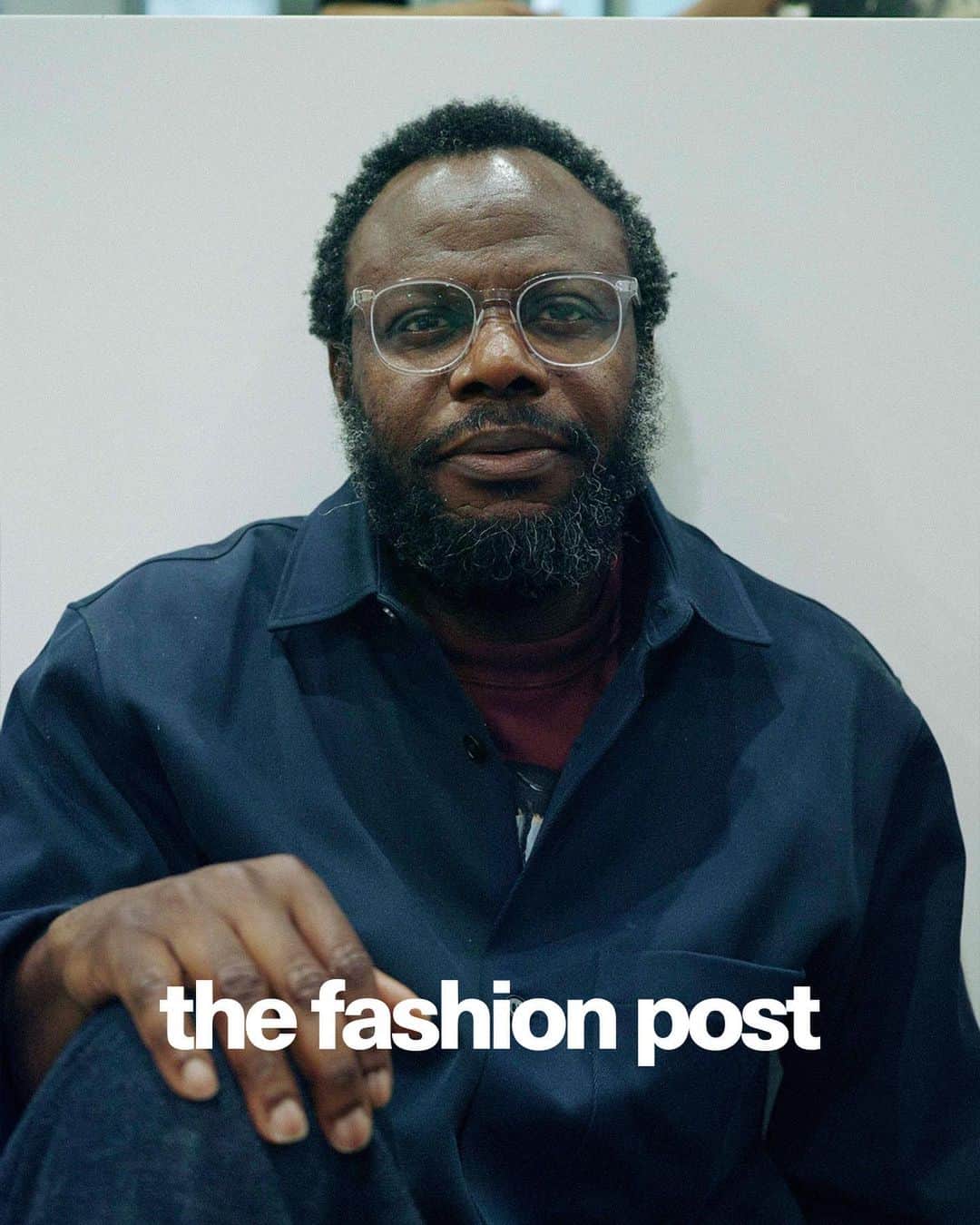 The Fashion Postさんのインスタグラム写真 - (The Fashion PostInstagram)「#portraits Olu Odukoya   「大手メゾンにも口出しさせない『Modern Matter』オル・オドゥコヤの雑誌づくり」  ロンドン発の雑誌『Modern Matter』と、そのデザインと編集を一人で手がけるオル・オドゥコヤには、独立独歩という言葉がよく似合う。雑誌として決まった形式を持たず、ファッションなのかアートなのか媒体のジャンルも曖昧ながら、バレンシアガやプラダなどのビッグメゾンから常に声がかかるというのは、まさしく奇跡のような状況だ。  では、『Modern Matter』の何がそんなに特別なのか。そのページをめくっていけば、彼が本当に伝えたいのは最新のトレンドや過去に対する愛着ではなく、現在のリアルな感情であることがよく分かるだろう。そしてそれを伝える手法として、雑誌、写真、スタイリング、グラフィックがある。彼自身もインタビューで言っているとおり、彼は編集者というよりアーティストなのだ。商業ファッション誌が無個性化の一途を辿る一方で、『Modern Matter』はこの世に残された数少ない表現のユートピアなのである。  そこで今回は、ドーバー ストリート マーケット ギンザで開催された Issue 21の販売イベントの直後、Olu に直接話を訊いた。  photography Shota Kono interview & text Hiroaki Nagahata  #TFP #TheFashionPost #ModernMatterMagazine #ModernMatter #OluOdukoya」9月5日 20時05分 - tfpjp
