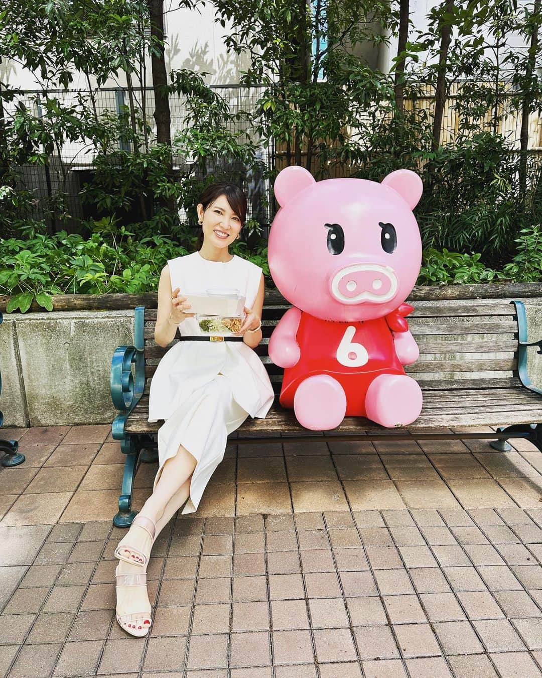 友利新さんのインスタグラム写真 - (友利新Instagram)「ひるおび出演の後にTBSカフェで買ったサラダを持って事務所へ🥗🍲」9月5日 20時15分 - aratatomori