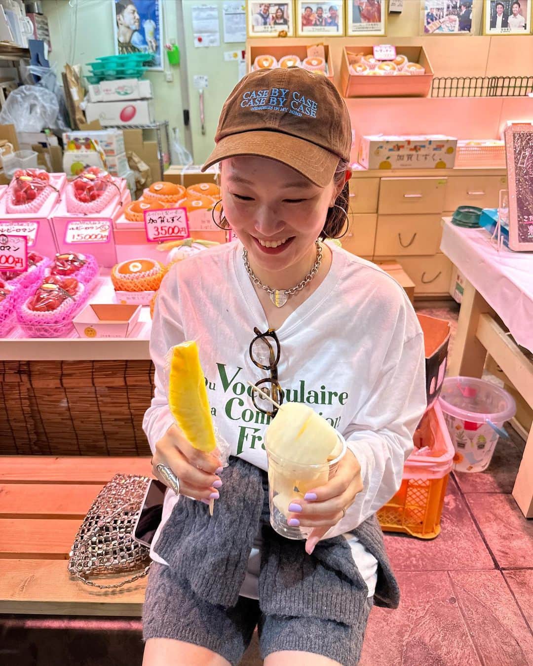 のインスタグラム：「🍐🍇🍍🍪🍜 今日は今月末のmignon のオープンに向けて1日撮影☺️ 秋冬のニット可愛くていっぱいセレクトしたけど、撮影めっちゃ暑かった💭💭🫠🫠🧶 でも本当めちゃくちゃ悩んで良いなって思うアイテムをピックアップしたから早く見てもらいたい💭💭💞  .  疲れ過ぎたから 最後は大好きなラーメン屋さんで〆🍜🥹 #nugu #nugu_mignon」