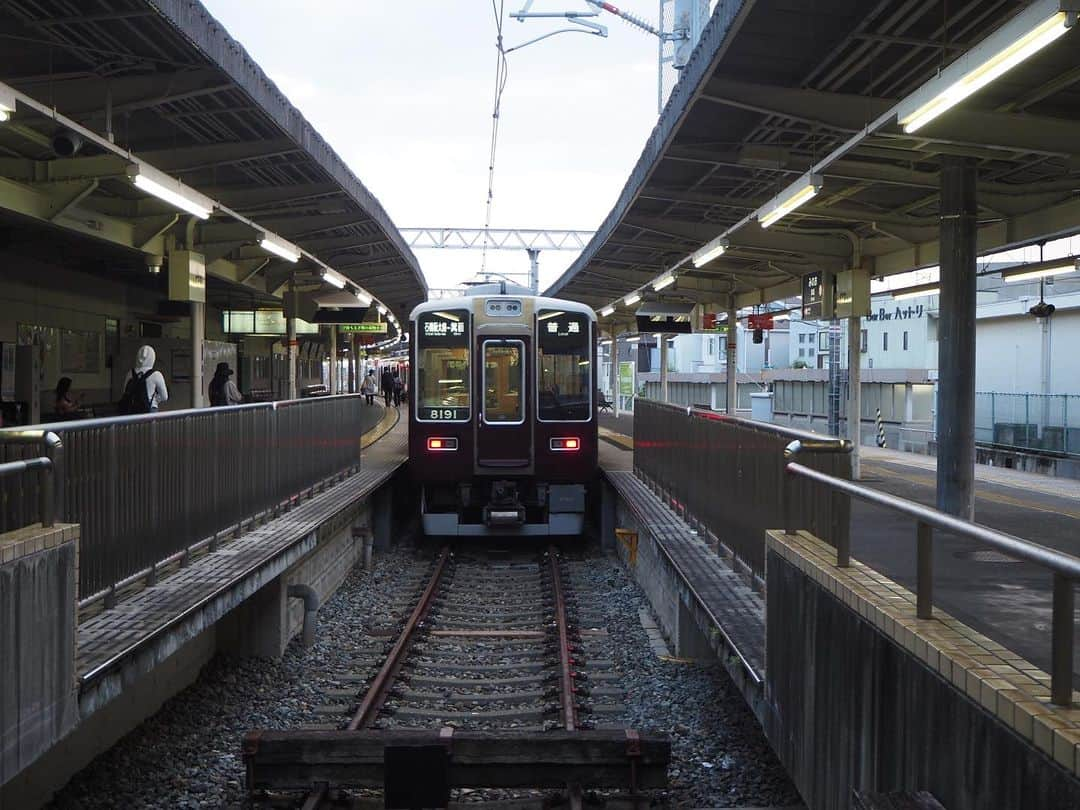 伊藤桃さんのインスタグラム写真 - (伊藤桃Instagram)「【#阪急電車 】 能勢電鉄を堪能した後は… 現在、私鉄完乗を目指してる伊藤。 阪急電車を怒涛のごとくのりました！！ * 1枚目: 山下駅にて戻り日生中央駅へ！ これにて#能勢電鉄 完乗🐱 2枚目: このスイッチ、レトロでよい！ *  3枚目: 川をわたり… 4枚目: お次は宝塚線で石橋阪大前駅へ！ 5枚目: 箕面駅に行き、箕面線も完乗！ 駅がキラキラしていました！ * 6枚目: そして再び石橋阪大前駅に戻り、宝塚線にのり… 7枚目: 宝塚駅へ！！ 8枚目: 駅構内にこんな掲示があったりフォトスポットがあったり… お膝元なんだなと☺️ * 9枚目: 今度は今津線をいき… 10枚目: 西宮北口までがこの日のルートでした🐱 このあと沙耶さんがお車で迎えに来てくれたのだ🐱 * 怒涛の阪急祭り楽しかったです！！ お次はやっと？！阪堺電車のおはなし…☺️つづく。 #阪急電鉄 #阪急 #のせでん」9月5日 20時08分 - itomomo_tetsu