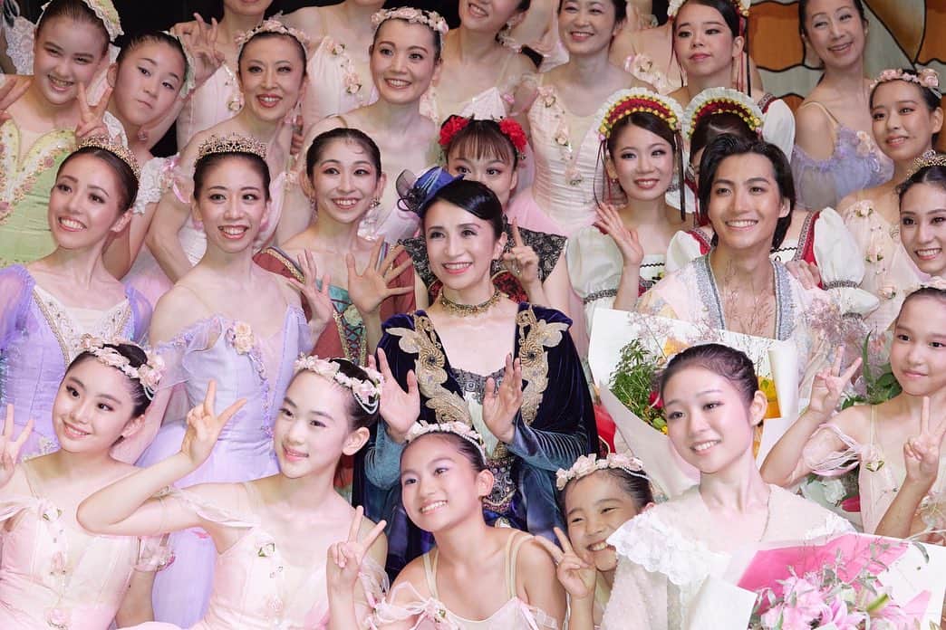 井脇幸江さんのインスタグラム写真 - (井脇幸江Instagram)「Iwaki Ballet Company 井脇幸江バレエスタジオ 合同公演『くるみ割り人形』全幕  9月3日に、無事に幕を降ろす事ができました❣️  ご来場くださったお客様 この公演に関わって下さったたくさんの方々に、心から感謝申し上げます🌈✨  本当に、どうもありがとうございました🎄💓🥰✨  公演当日は、ゲネプロと本番の２回連続でしたが、3歳の生徒も、しっかり長い待ち時間を経て、本番でもニコニコと楽しそうに演じてくれました💘  舞台袖では真剣な面持ちで、踊っているダンサーを凝視🔥出番を立ったままで待ち続けている姿は、立派なダンサー✨可愛いというより、カッコよく見えました‼️  「立っているだけでも良いから出たい❣️」と言って下さった大人の生徒さんたちも、各場面でご自身の役割を見つけ、芝居をしたりリズムを取って一緒に踊ったりしてくださり、その自発性に感動しました🌈  IBCのダンサーたちは、生徒たちのお世話も担ってくれて、踊る事だけに専念出来る舞台ではなかったけれど、生徒たちとコミュニケーションをしながら、和ませてくれながらも、プロダンサーの「背中」を見せてくれたと思います。  全体の構成演出振付をしてくれた高橋竜太さん @ryuta_takahashi   美しい写真の間野真由美さん @manomayumi   ゲストの皆さん @maiko.harada__19  @mi2wo3  原田舞子さん 中島瑞生さん 梅澤紘貴さん 井上良太さん 森田維央さん 江本拓さん 藤島光太さん 上瀧達也さん  そして舞台スタッフ 制作スタッフ 保護者の皆さまの協力  全ての皆さまの心に💖 今回の公演が、素敵な思い出とし残りますように🎄  ご来場下さったたくさんの方々の心に、美しい思い出として残りますように💗  本当に本当に、ありがとうございました😊🌹  井脇幸江  #Ballet #Dancer #バレエ #バレエダンサー #芸術 #芸術観賞 #舞台 #stage #トスカ #大人 #美の世界 #四ッ谷 #Iwaki Ballet Company #IBC #バレエスタジオ #バレエ教師 #バレエ教室 #美しい #楽しい #人生 # 健康 #東京 #井脇幸江 #くるみ割り人形」9月5日 20時10分 - yukie.iwaki