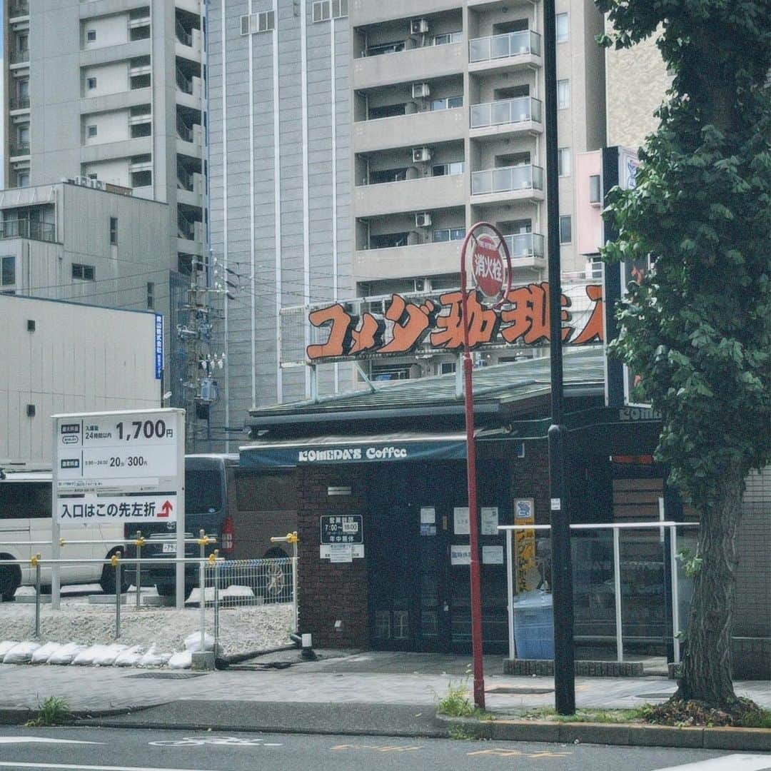 うちだゆうほさんのインスタグラム写真 - (うちだゆうほInstagram)「名古屋楽しかった🫶🏻  行きたかったカフェと空と道中見つけためちゃくちゃちっちゃいコメダ珈琲(臨時休業で入れなかった)と行きたかった雑貨屋さんと風来坊の親子丼と今東京では並び過ぎて入れない一蘭🍜笑」9月5日 20時11分 - uchidayuho