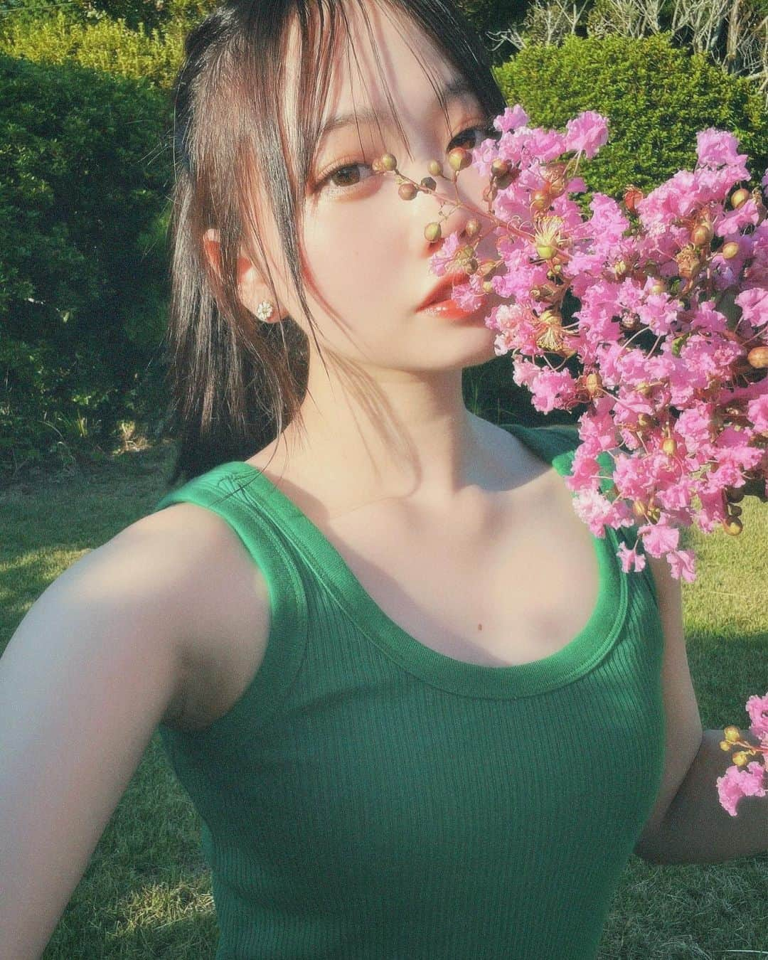 渡邊美華のインスタグラム：「最近生け花が趣味で沢山のお花に囲まれて生活してます💐‪‪❤︎‬ . . . . . . . . . #生け花 #生け花のある暮らし #生け花が好き #生け花のある生活 #華道 #お花のある生活 #お花アクセサリー #お花好き #花 #サルスベリ #サルスベリの花 #花言葉シリーズ #花言葉が素敵 #大学生活 #大学生の日常 #大学生のくらし #夏休みの過ごし方 #ポニーテールアレンジ #丸顔 #丸顔メイク #丸顔女子 #童顔 #童顔女子」