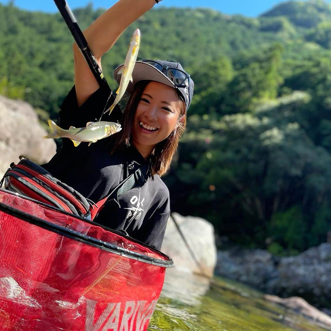 渕上万莉 のインスタグラム：「銚子川の鮎✨  シビアな状況やったけど めちゃくちゃキレイな鮎でした😍🐟  玉津組合長、森本副組合長、岸田さん 案内とご指導のおかげで色々勉強できました🥹🌴  ありがとうございました😆🙏🏽✨✨  ■2023.7.17 三重県　紀北町 銚子川  #鮎 #鮎釣り #あゆ釣り #アユ釣り #友釣り #銚子川 #釣り #fishing #にっしゃん  #フッチー #渕上万莉」