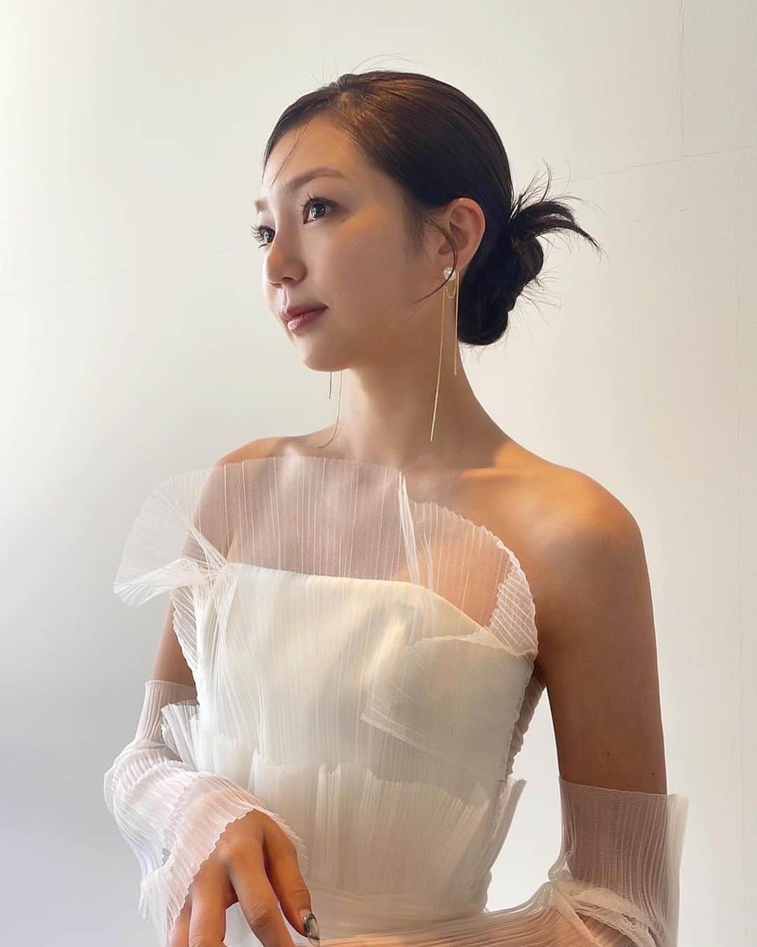 美舞のインスタグラム：「. . ドアを開けるとミブキ先輩！って言われ、驚き😉笑 高校時代の他校の可愛い後輩ちゃんが、 ヘアメイク担当してくれたよ😢❤️緊張😢❤️ 素敵なヘアメイクで爆盛れ記念に写真🤳載せます☺︎ 仕事現場で再開できるなんて嬉しい〜😢😢 . ボディーラインをカバーしながら綺麗に見せてくれる 素敵ドレスは　@liberte.aoi だよん✌️ . #ブライダル　#ウェディングフォト #花嫁ヘア」