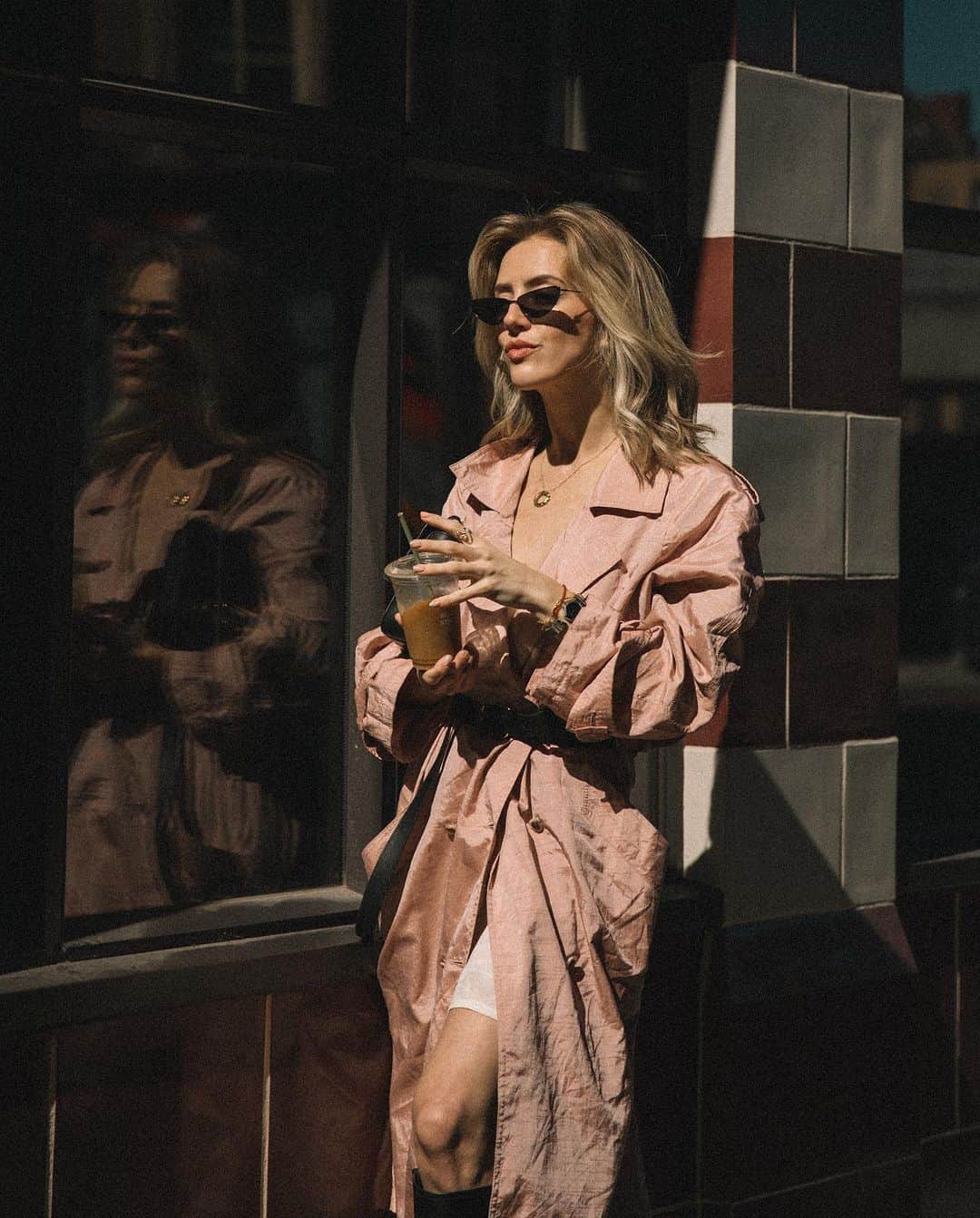 サラ・ミカエラのインスタグラム：「Nothing to launch into the new week like a potent cup of coffee 🌞✨  *press gifts tagged, trench coat is vintage」