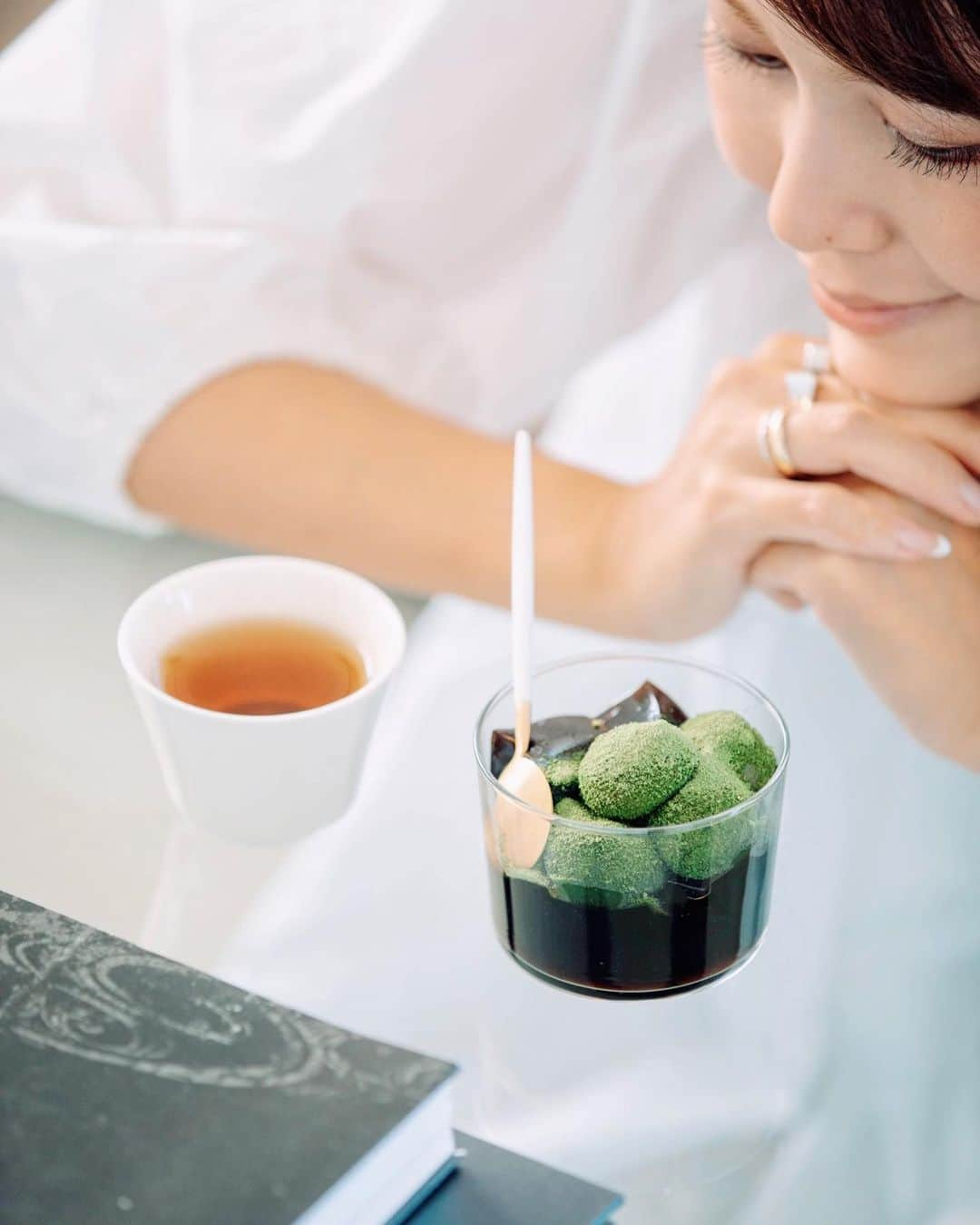 久林紘子のインスタグラム：「🌿 夏の疲れがそろりそろりと確実に身体に現れ出した今日この頃。 山田養蜂場さんの人気商品、「はちみつ青汁」をお試しさせていただきました！ ⁡ ⁡ 水にスッと溶け、優しい甘さがあるのでお疲れの時に◎ そして、私はわらび餅にかけるのがヒット！ 渋みがあって、舌触りも良く 娘と美味しくおやつにいただきました🥄 ⁡ 国産の大麦若葉、ケール、よもぎを使用し 完熟はちみつで美味しく仕上げた青汁🌿 ローヤルゼリーも30mg配合。 1日の野菜不足分を朝晩の2包で補えるのは有難い🙏✨ ⁡ 夏のお疲れが気になる方はチェックしてみてください🤳 ⁡ ＿＿＿＿＿＿＿＿＿＿＿＿＿＿＿＿＿＿＿＿＿＿ @yamada.bee_official  #はちみつ青汁 #山田養蜂場公式インフルエンサー #PR #山田養蜂場 #はちみつ美容 #ローヤルゼリー #青汁アレンジ」