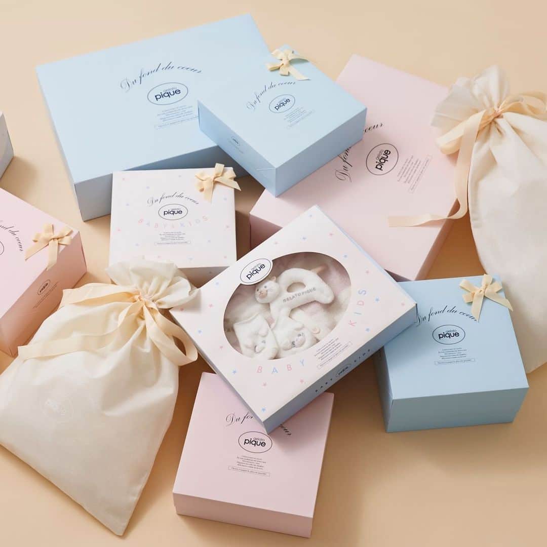 のインスタグラム：「gelato pique のギフトラッピング🎁🎁  ジェラートピケ人気のギフト巾着にウサギオンライン限定カラーのピンクが登場🎁  限定カラーのBOXや、すぐに渡せるラッピング済みのアイテムもご用意しております。とっておきの心温まるギフトを、ぜひウサギオンラインで☺️💐」