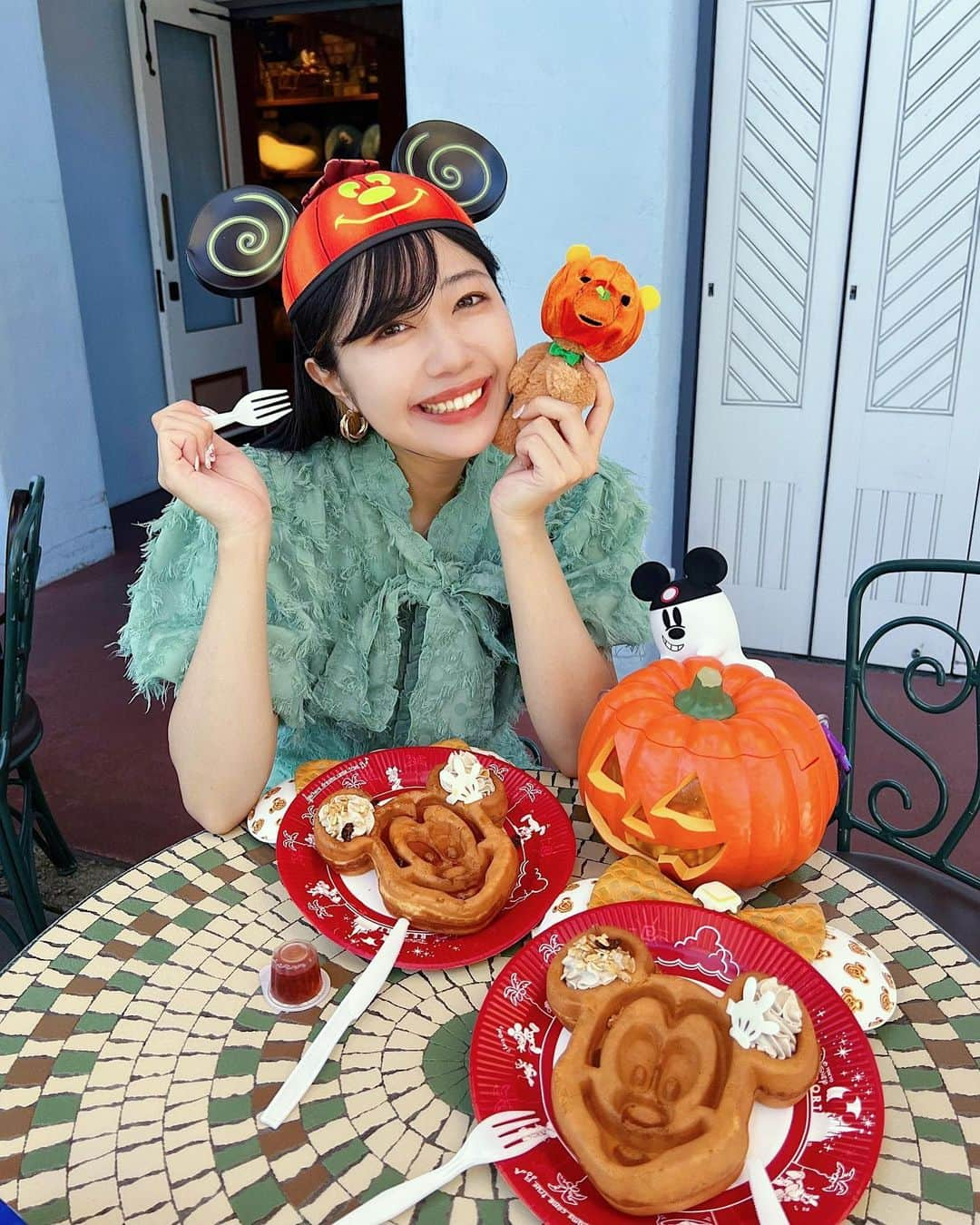 中島奈津希のインスタグラム：「🧇🍴🤎 ⁡ ⁡ ⁡ 一日があっという間に過ぎてゆく。笑 気づいたら年末になってそうなので 早めにハロウィン投稿するぞ👻 ⁡ ⁡ ⁡ ⁡ ⁡ 9/1からの期間限定 #ディズニーハロウィーン スペシャルメニュー 👻🤎 ⁡ ✔️#ミッキーワッフル (マロンホイップとメープルソース付)¥800 ⁡ 【ディズニーランド】 #グレートアメリカンワッフルカンパニー  ⁡ ⁡ ⁡ ⁡ ⁡ 行く前から絶対食べたい！と決めていたフードの一つ！ めちゃくちゃ並ぶかと思っていたけど 10-15分ぐらいの待ち時間で食べられました🙆‍♀️ ⁡ ⁡ マロンクリーム、、テンション上がらないわけないよね🌰笑 ミッキーの耳にのってる黒いの 一瞬レーズンかな？と思ったら チョコ味のシリアルでした🥣🍫 ミッキーハンドもチョコレートだったよ🍫🤎🤎🤎 ⁡ ⁡ ⁡ ⁡ 甘々なのかな？と思っていたけど マロンクリームが甘過ぎなくて ペロリと食べられちゃいました (甘党の意見です🙋) ⁡ まだまだスペシャルメニューたくさんなので ハロウィン期間中に行く方はぜひ胃袋大きくして行くのがおすすめ！！笑 ☁️☁️☁️☁️☁️☁️☁️☁️☁️☁️☁️☁️☁️ #disneysisters_jp ←#中島姉妹 ディズニーまとめ👭 @nakajimasisters_jp ←中島姉妹ディズニーまとめ👭 #東京ディズニーランド#ディズニーバウンド#dハロ#ディズニーハロウィーン2023#disneyhalloween#disneyhalloween2023#sismetry#ディズニーフード」