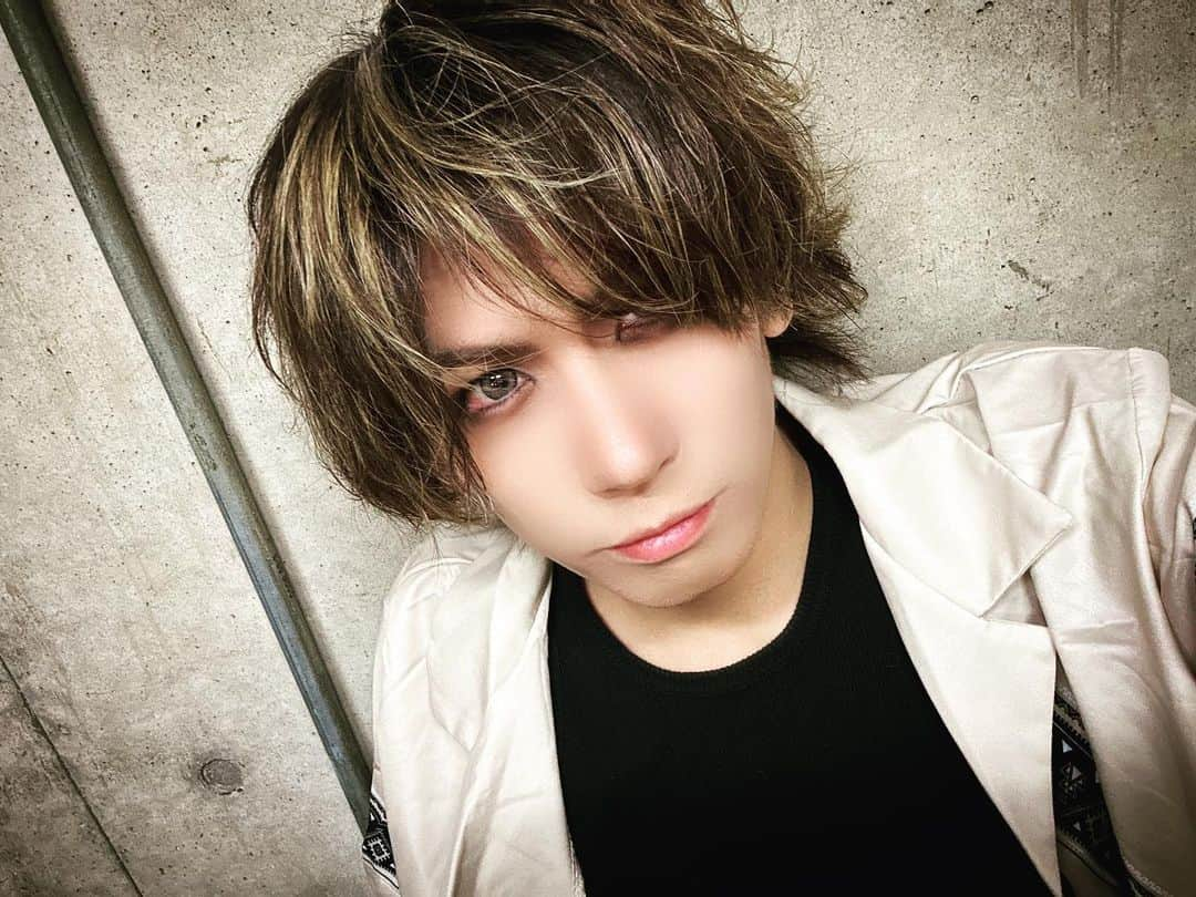 TAKUMA さんのインスタグラム写真 - (TAKUMA Instagram)「ISATOバースデーワンマンありがとうございましたー！！  名古屋すごく楽しかったです✨  ステージってなんであんなに楽しい気持ちになれるんだろうか  イサトに用意してたバースデー演出もプレゼントも喜んでもらえたようで満足です🔥  次はたかしBD！！  なにしよ！！  お楽しみに💎  #たんさん #ギルド #バースデー」9月5日 20時19分 - tan_tan_dayo