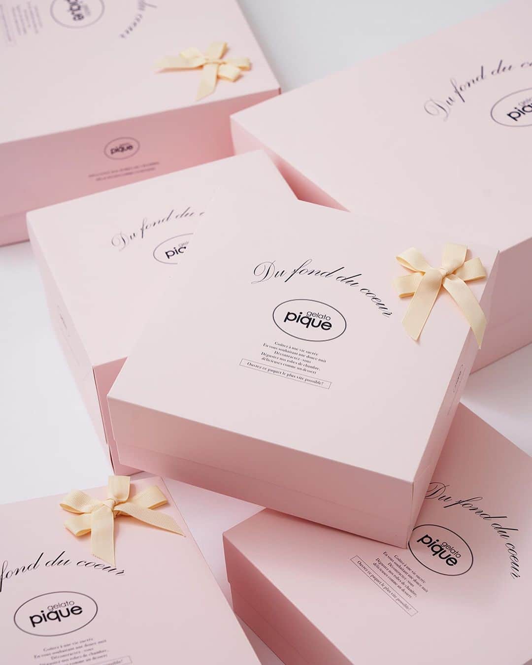 のインスタグラム：「gelato pique のギフトラッピング🎁🎁  ジェラートピケ人気のギフト巾着にウサギオンライン限定カラーのピンクが登場🎁  限定カラーのBOXや、すぐに渡せるラッピング済みのアイテムもご用意しております。とっておきの心温まるギフトを、ぜひウサギオンラインで☺️💐」