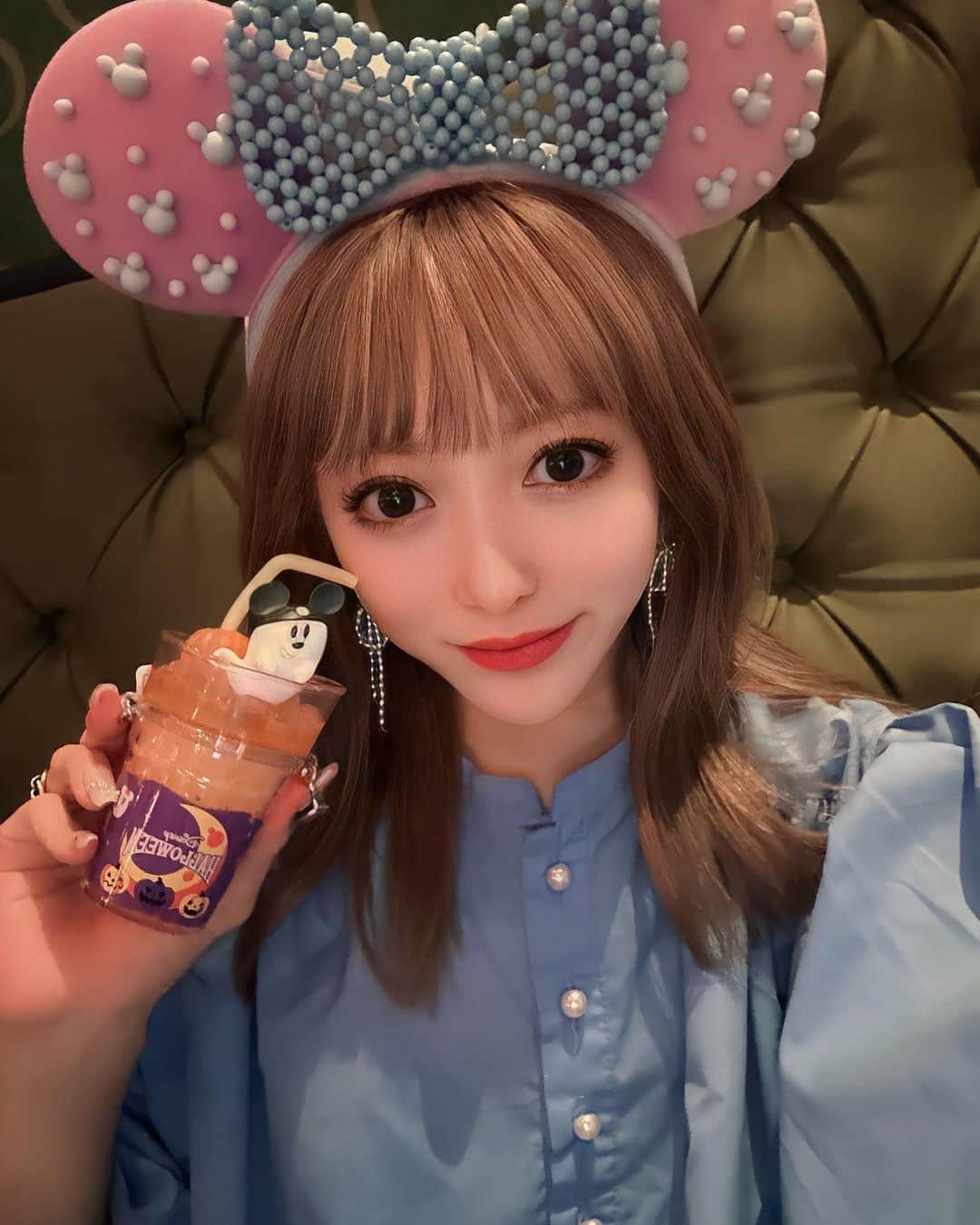 ひなたろす（佐原ひなた）のインスタグラム：「前髪ぱっつーーん！ 見慣れなすぎるw  アリスのティーパーティーで ごはん🍚🍖  このビーズのカチューシャは 海外のカチューシャなの💙かわちぃ。  👔　@jumelle_jp 🫶  @sbeautyclinic に 肌ケアしに行ったよ〜🤍🤍 @dr.y.yumi 先生ありがとうございました♡  #disney #ディズニーコーデ #ジュメロ #ディズニーランド #ディズニーシー #ディズニーグッズ #ディズニーグッズ #ワンピースコーデ #東京ディズニーランド #東京ディズニーリゾート  #エスビューティークリニック #アンチエイジング」
