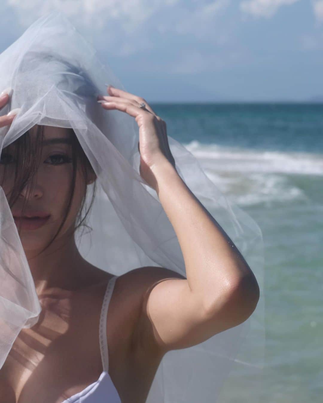 イプシー・キーラティのインスタグラム：「Your bride to be , 🤍🕊️ • • photographer : @nicholas_haw  my bridal bikini by : @yokelia @try_yorata 🫶🏽」