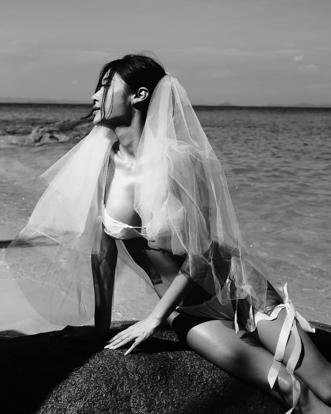 イプシー・キーラティさんのインスタグラム写真 - (イプシー・キーラティInstagram)「Your bride to be , 🤍🕊️ • • photographer : @nicholas_haw  my bridal bikini by : @yokelia @try_yorata 🫶🏽」9月5日 20時21分 - gypsykeerati